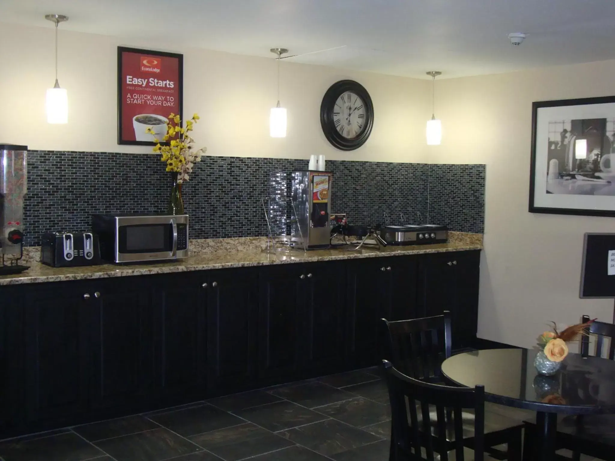 Food, Restaurant/Places to Eat in Econo Lodge Inn and Suites - Jackson