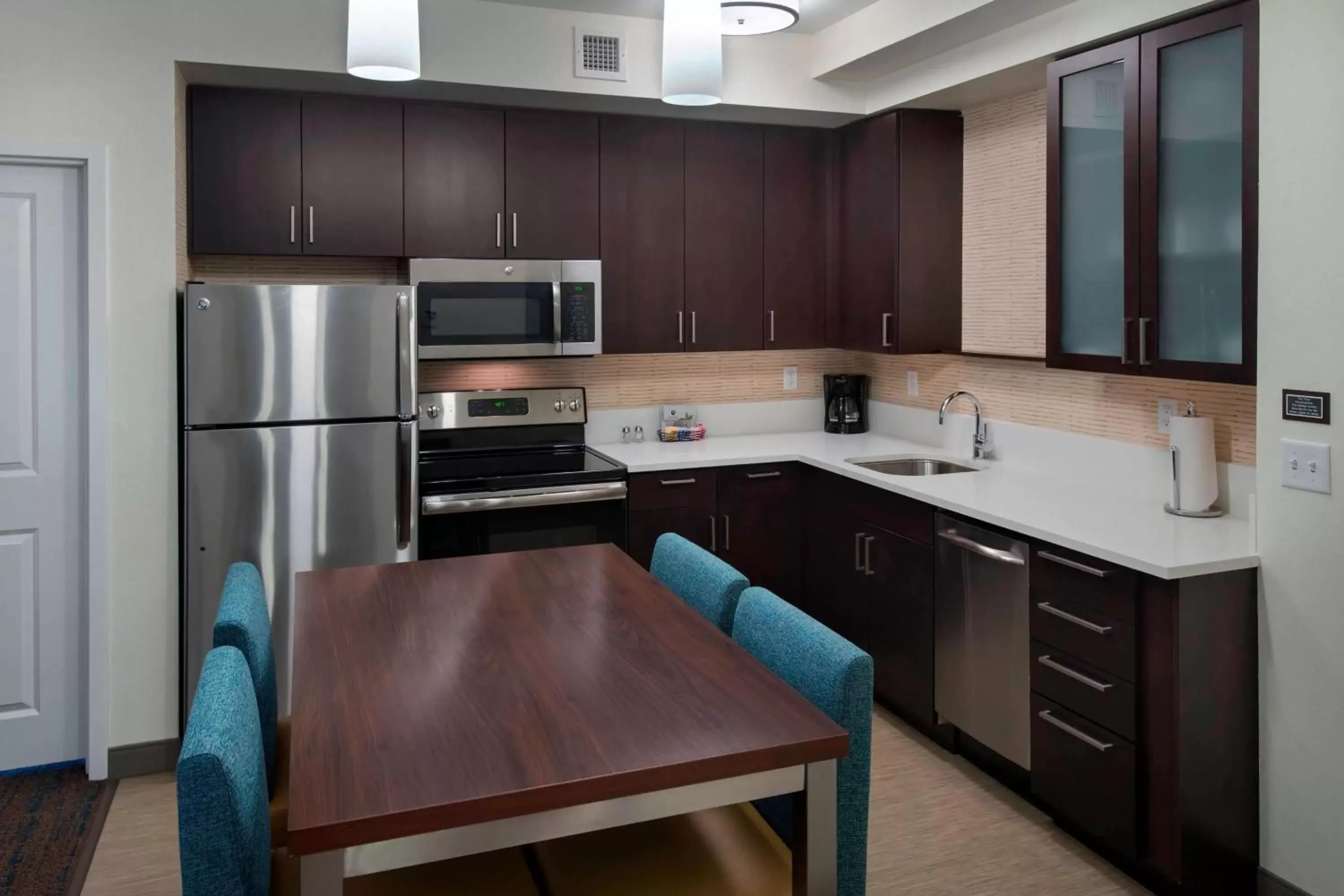 Bedroom, Kitchen/Kitchenette in Residence Inn by Marriott New York Long Island East End