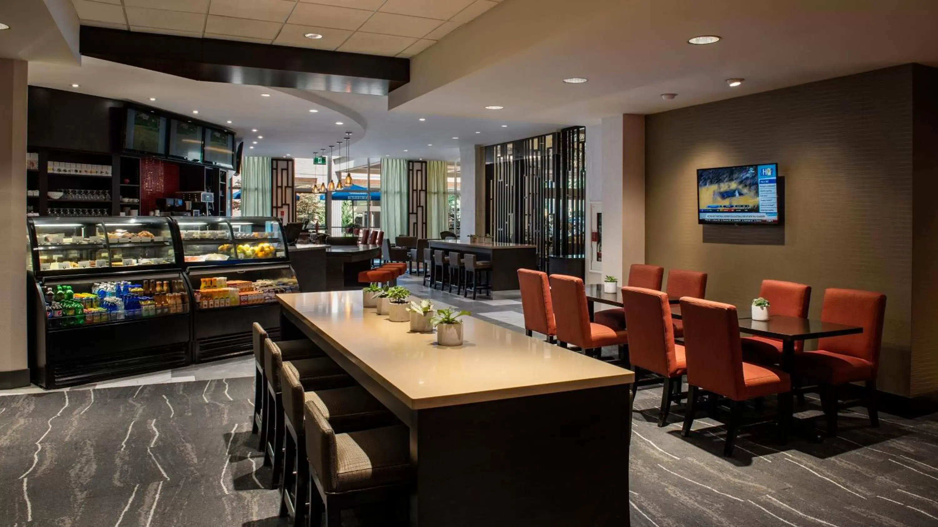 Restaurant/places to eat, Lounge/Bar in Holiday Inn Vancouver Downtown & Suites, an IHG Hotel