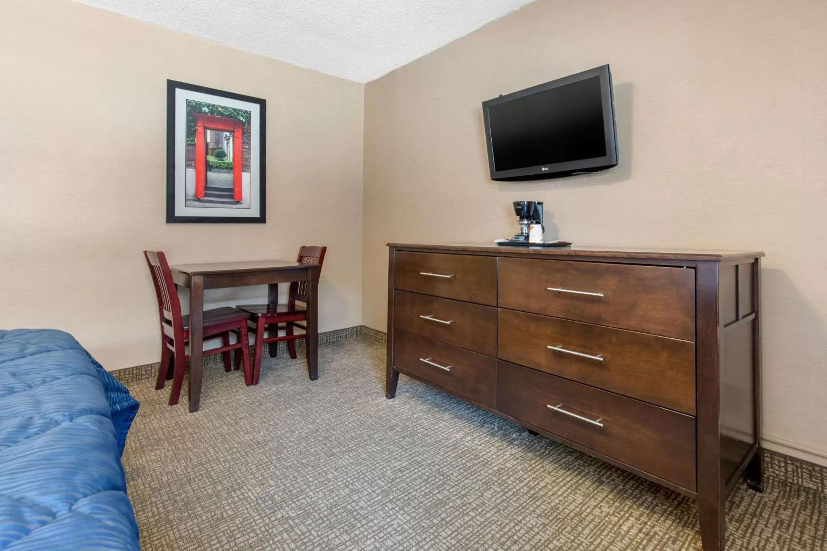 Photo of the whole room, TV/Entertainment Center in Rodeway Inn Chicago