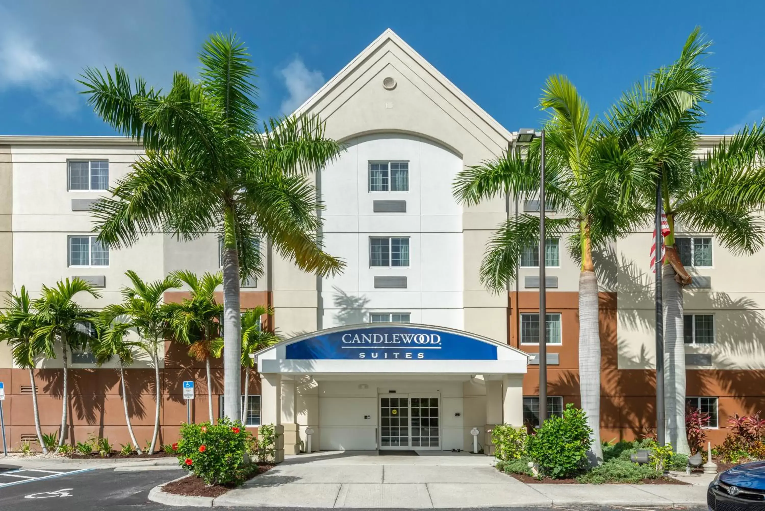 Property Building in Candlewood Suites Fort Myers/Sanibel Gateway, an IHG Hotel