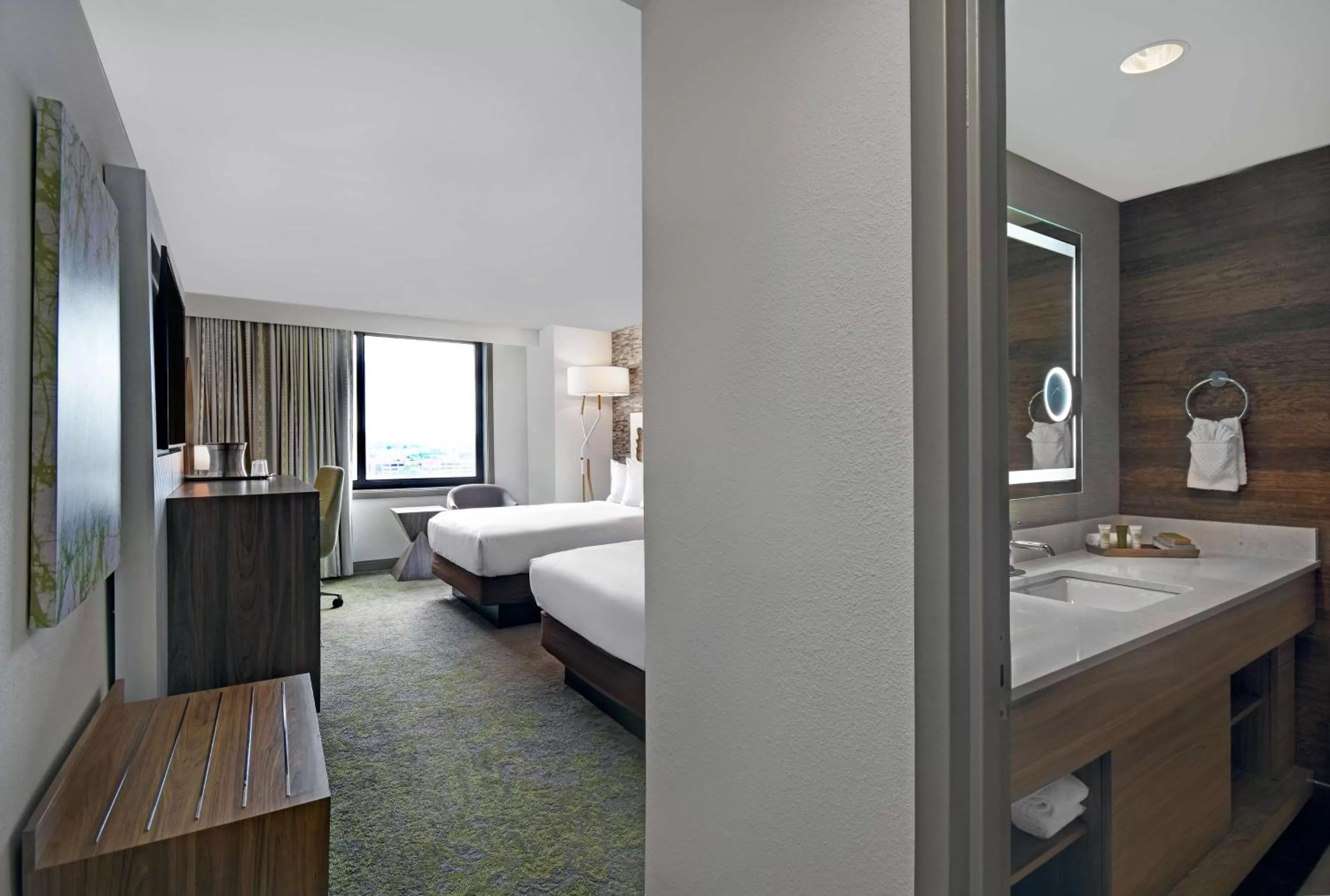 Bathroom, Bed in Hilton Hasbrouck Heights-Meadowlands