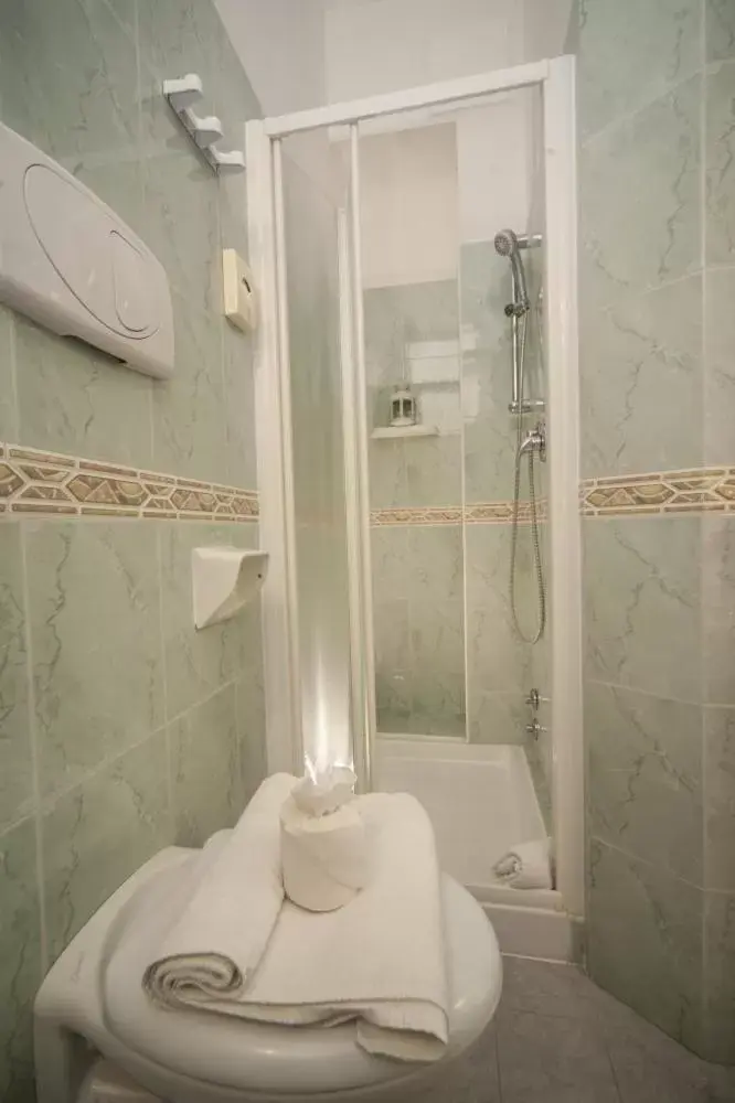 Shower, Bathroom in Hotel Zurigo