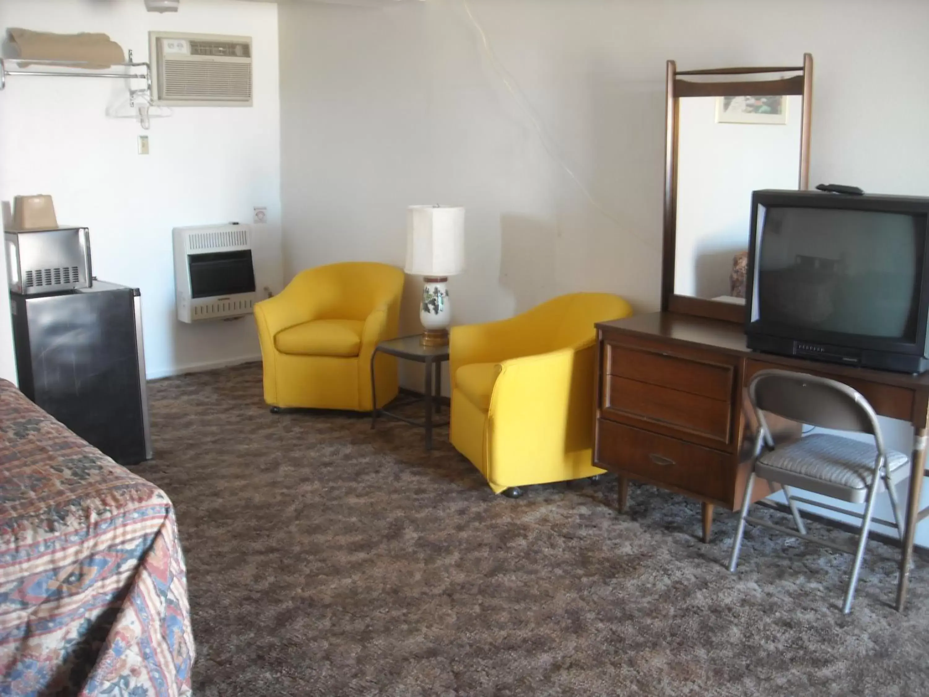 Seating area, TV/Entertainment Center in Stagecoach 66 Motel