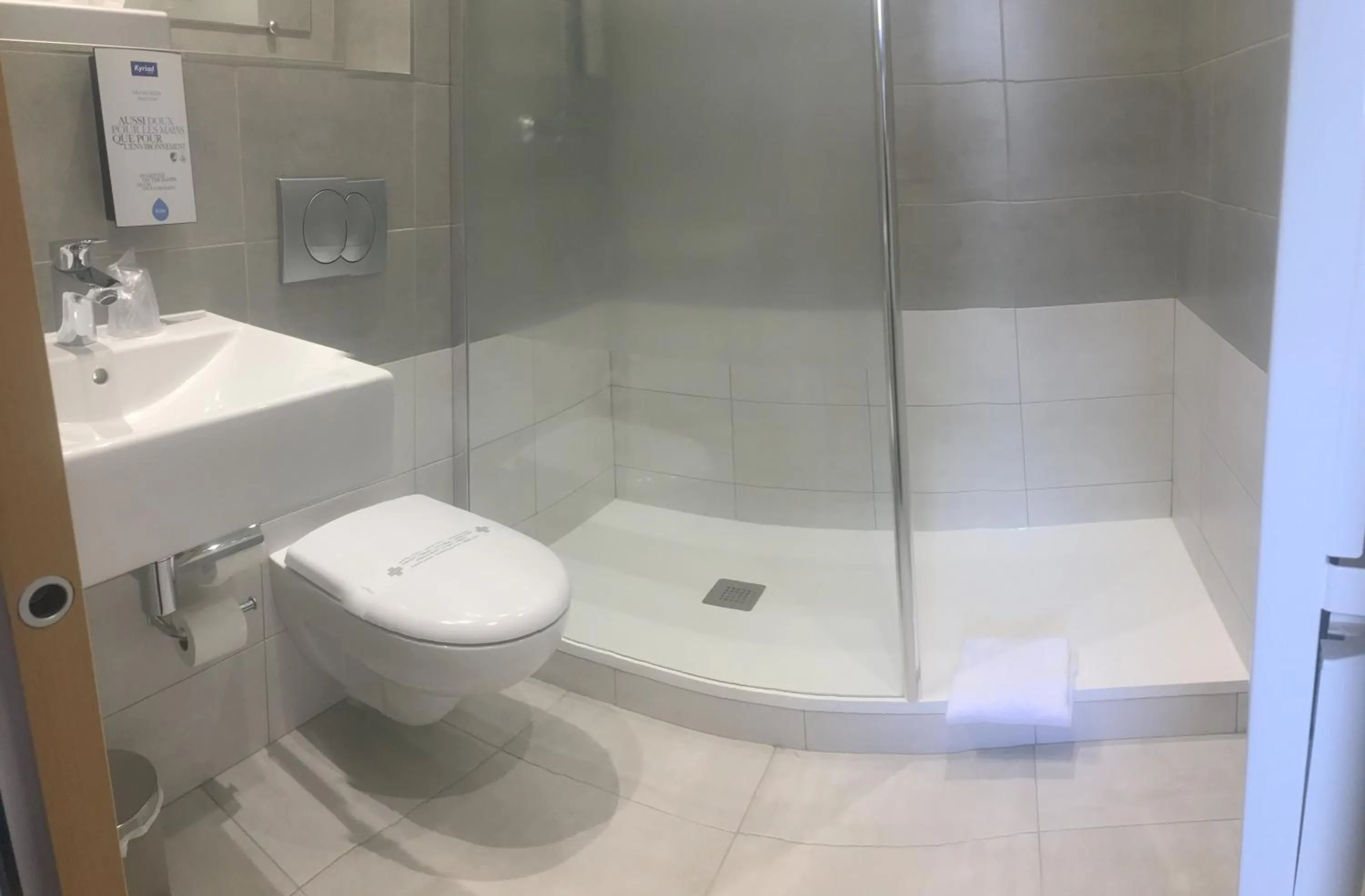 Shower in Kyriad Limoges Sud - Feytiat