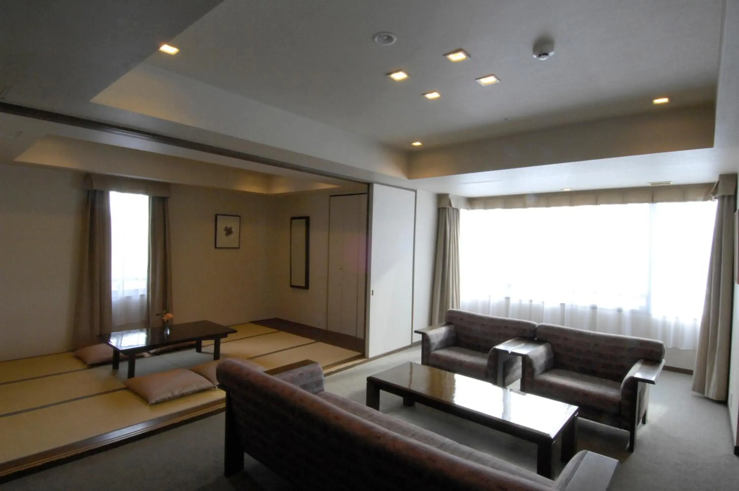 Photo of the whole room, Lounge/Bar in Karuizawakurabu Hotel 1130 Hewitt Resort