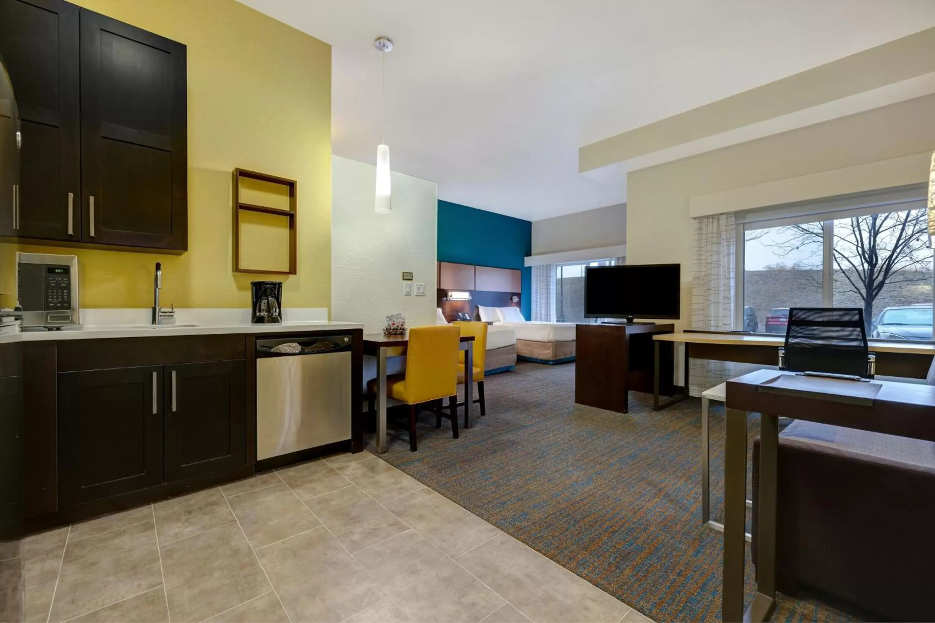 Living room, Kitchen/Kitchenette in Residence Inn by Marriott Pullman