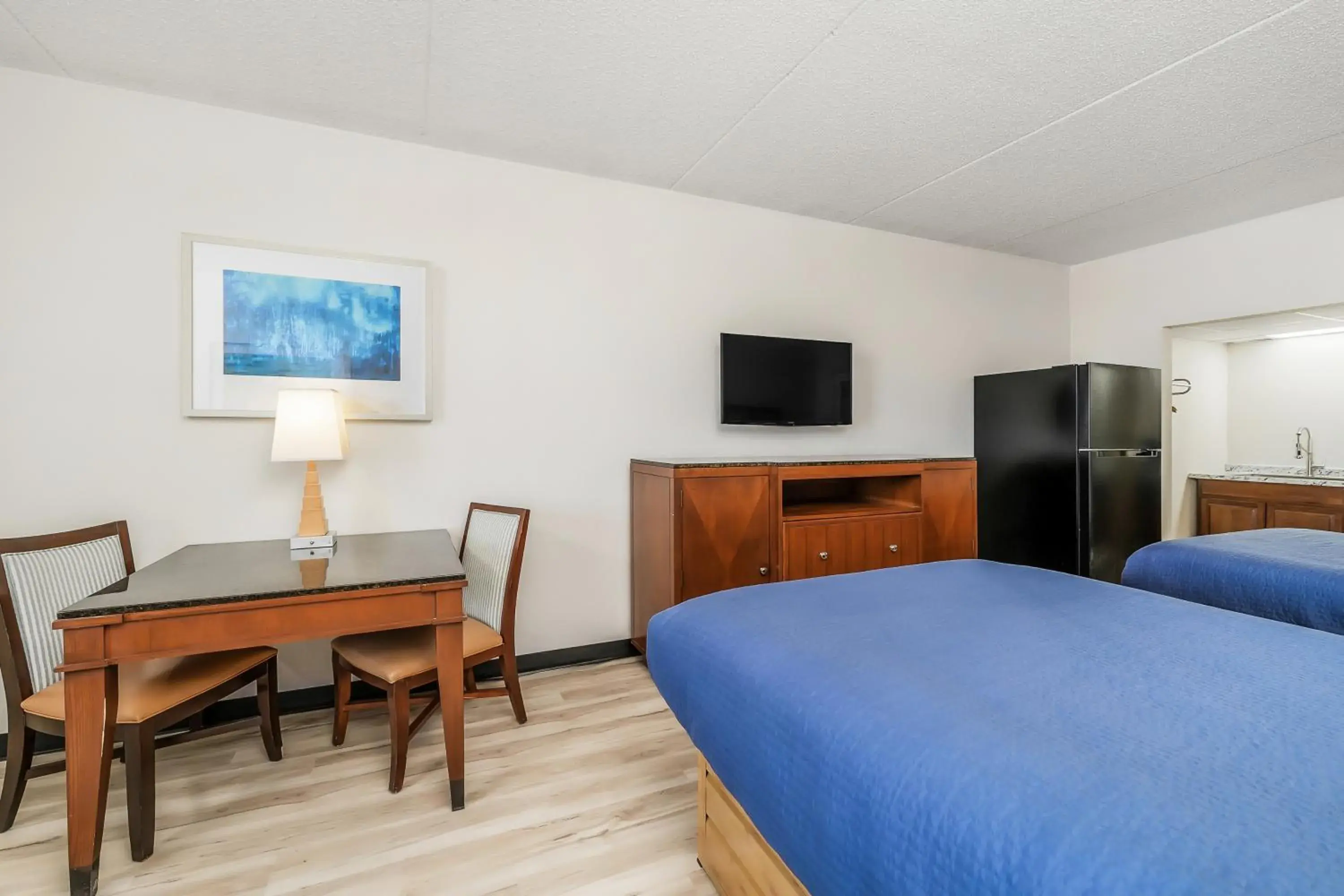 Communal lounge/ TV room, Bed in Americas Best Value Inn Cookeville