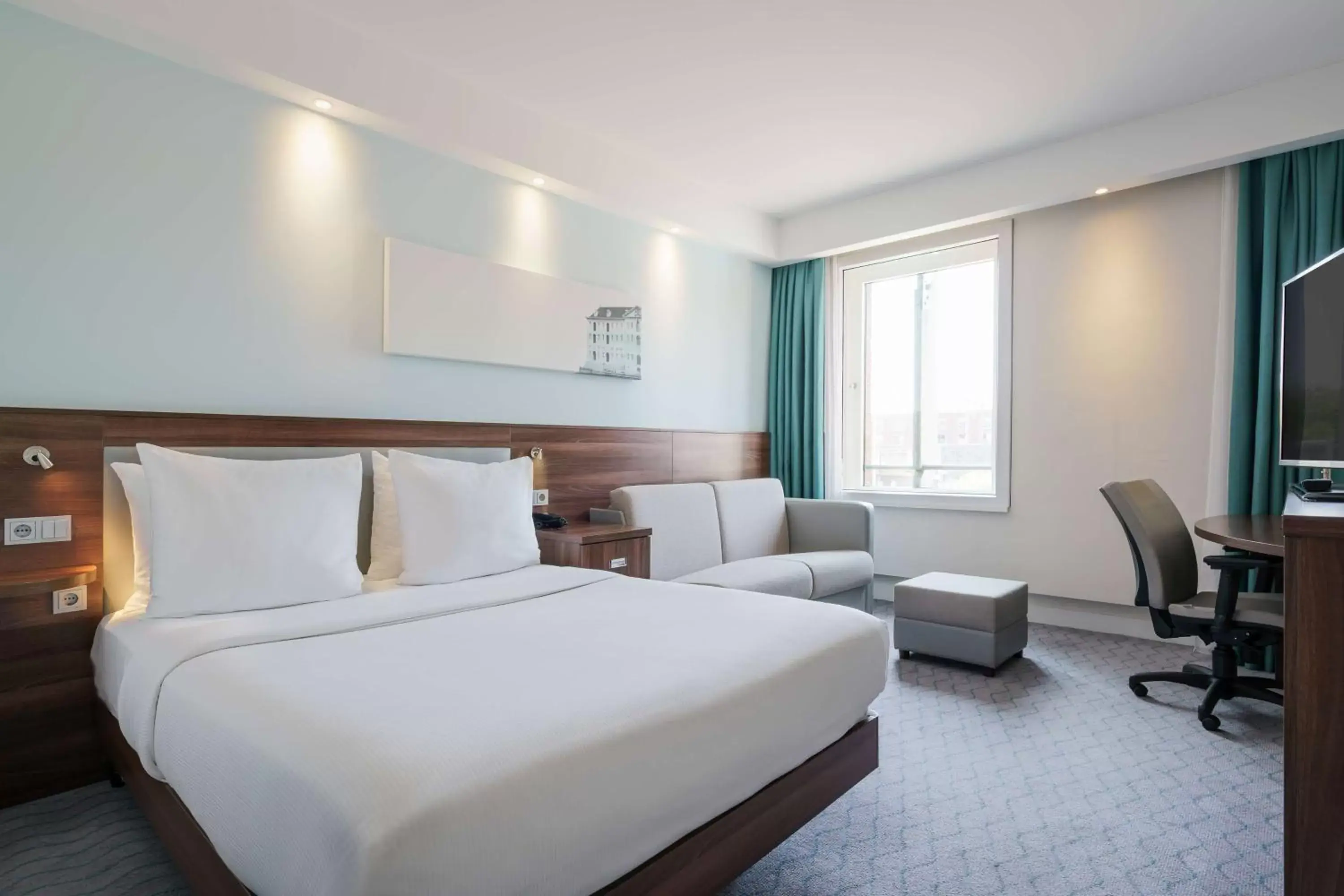 Living room, Bed in Hampton by Hilton Amsterdam Centre East