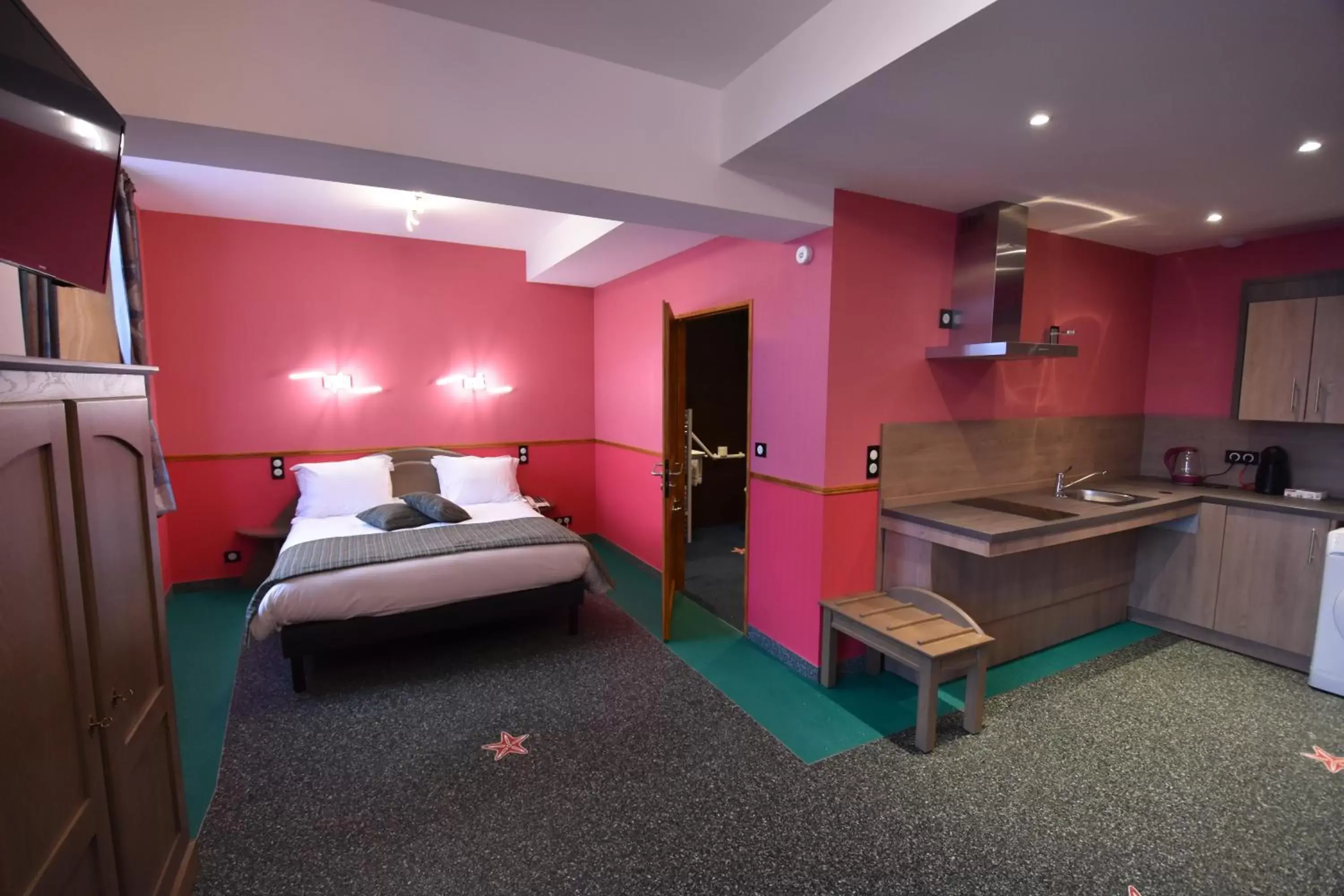 Kitchen or kitchenette, Bed in Hôtel De Calais Kitchen or kitchenette, Bed in Hôtel De Calais