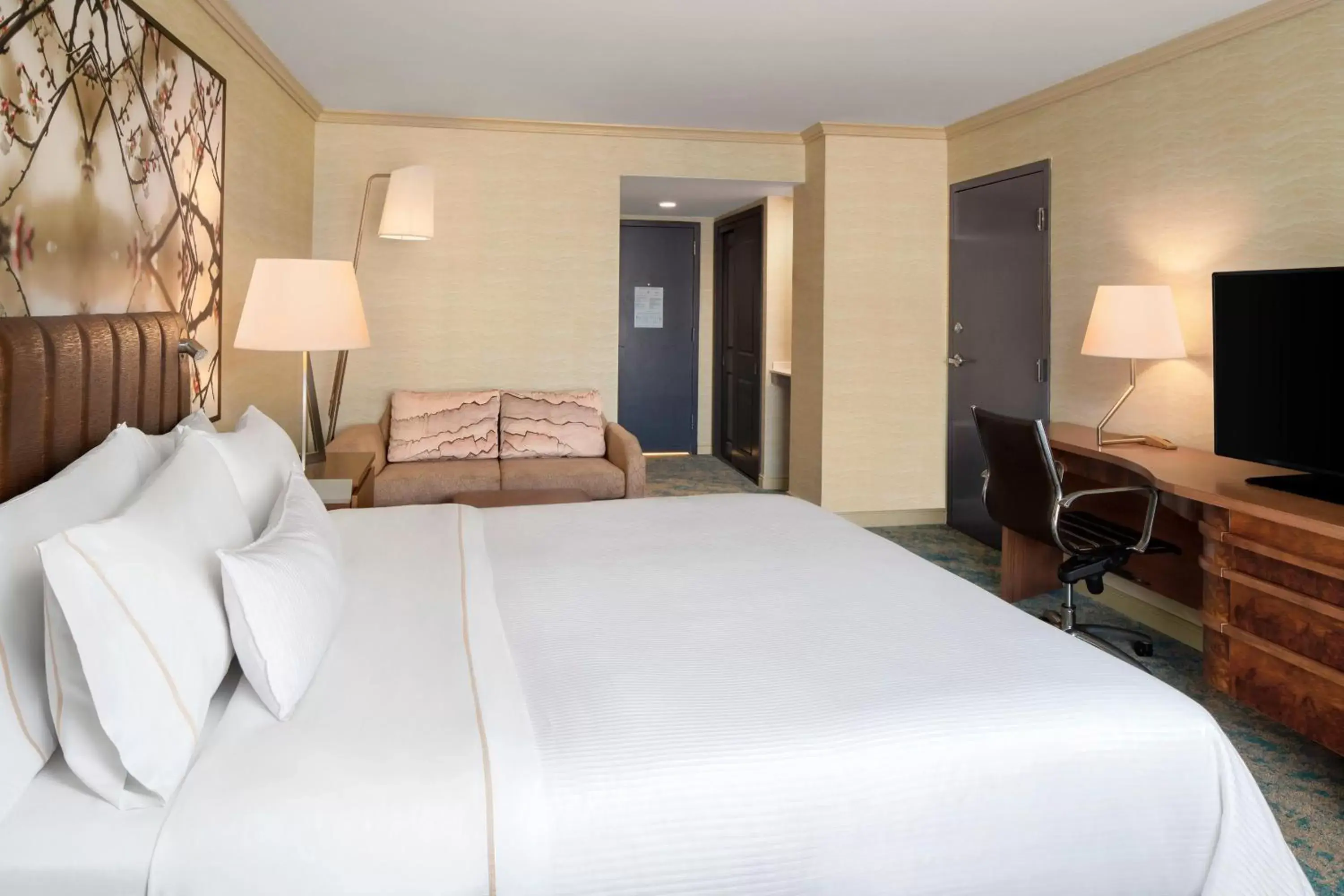 Photo of the whole room, Bed in The Westin Crystal City Reagan National Airport