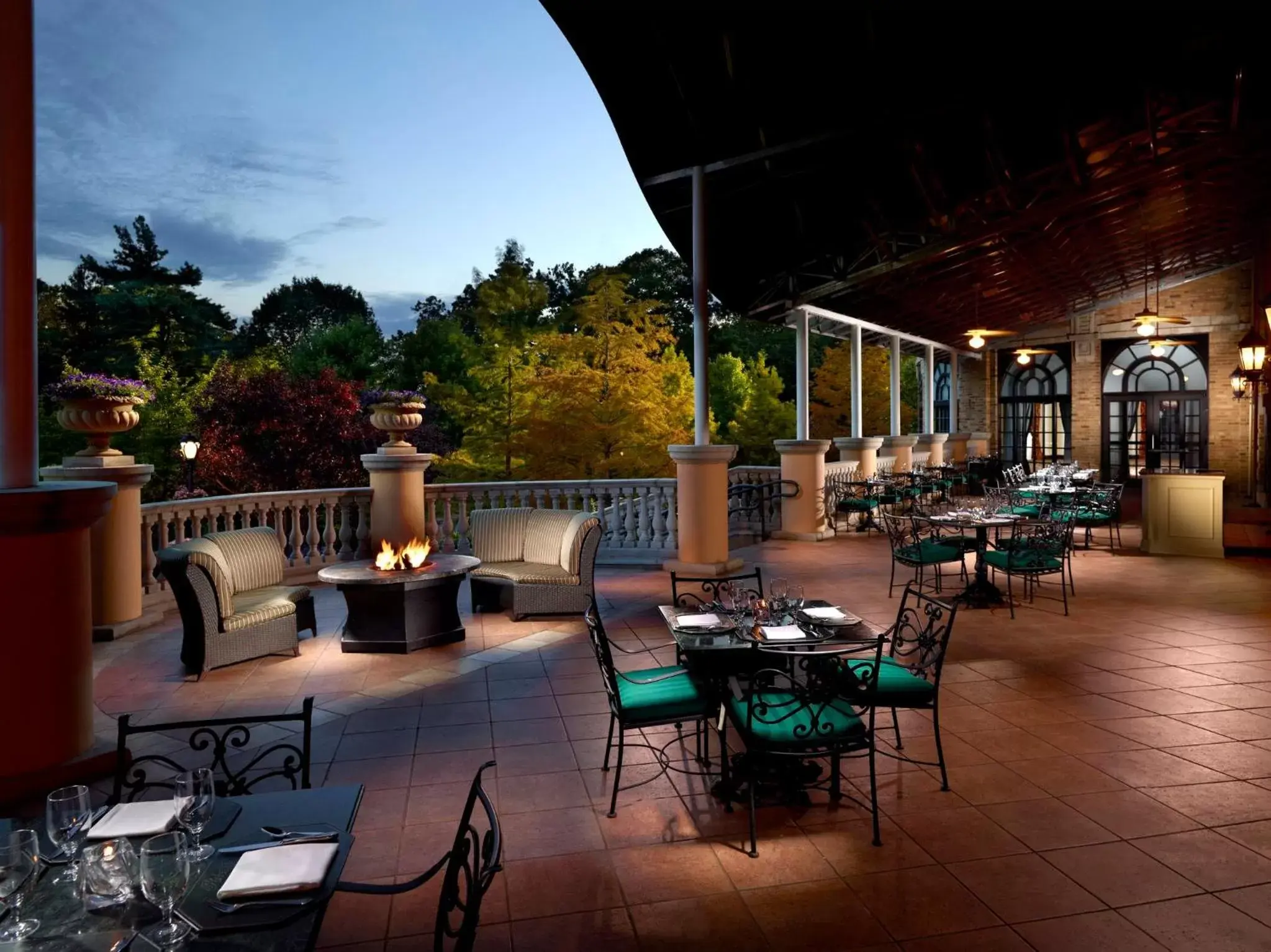 Property building, Restaurant/Places to Eat in Omni Shoreham Hotel