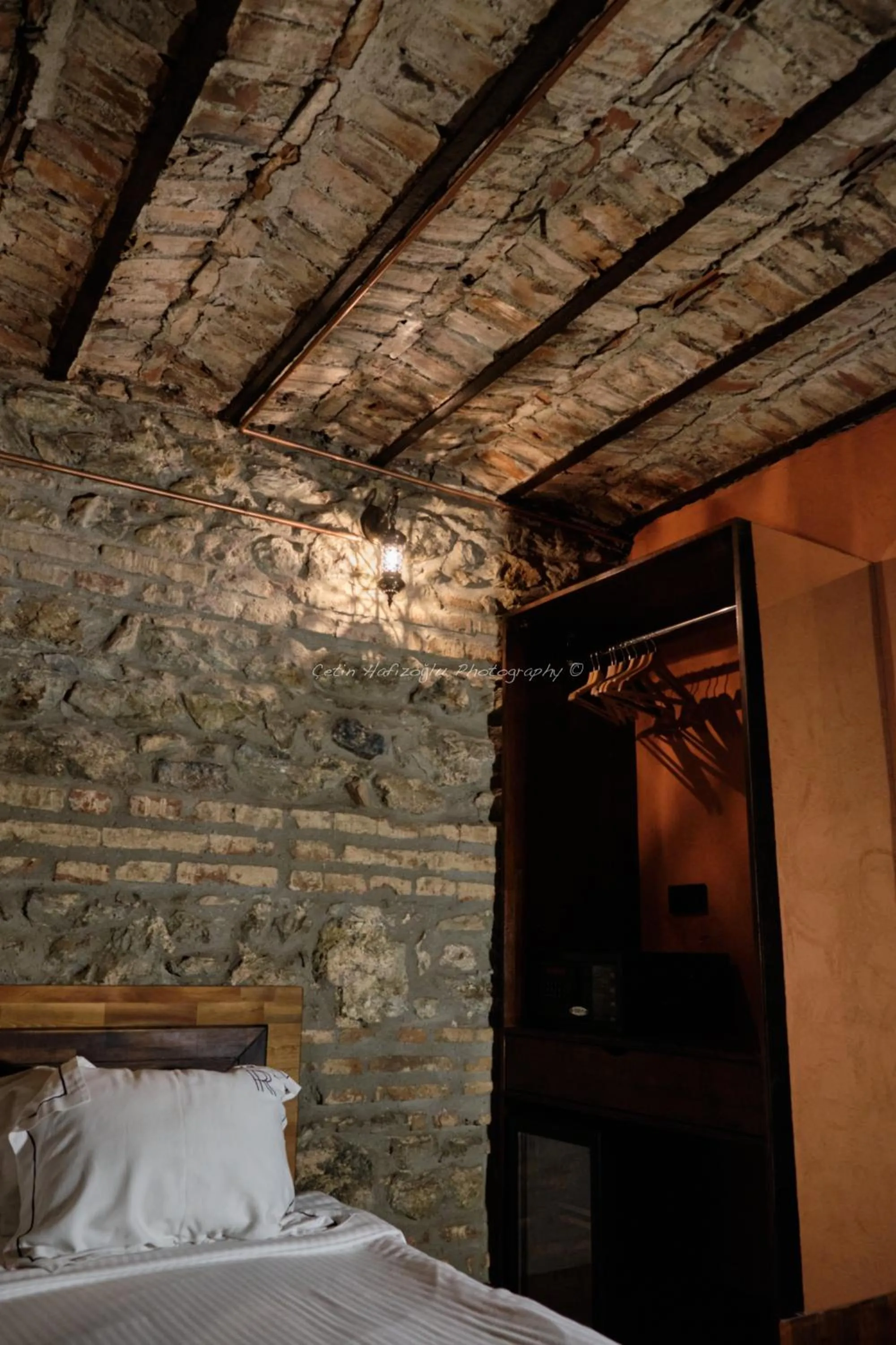 Photo of the whole room, Bed in Roya Rooms