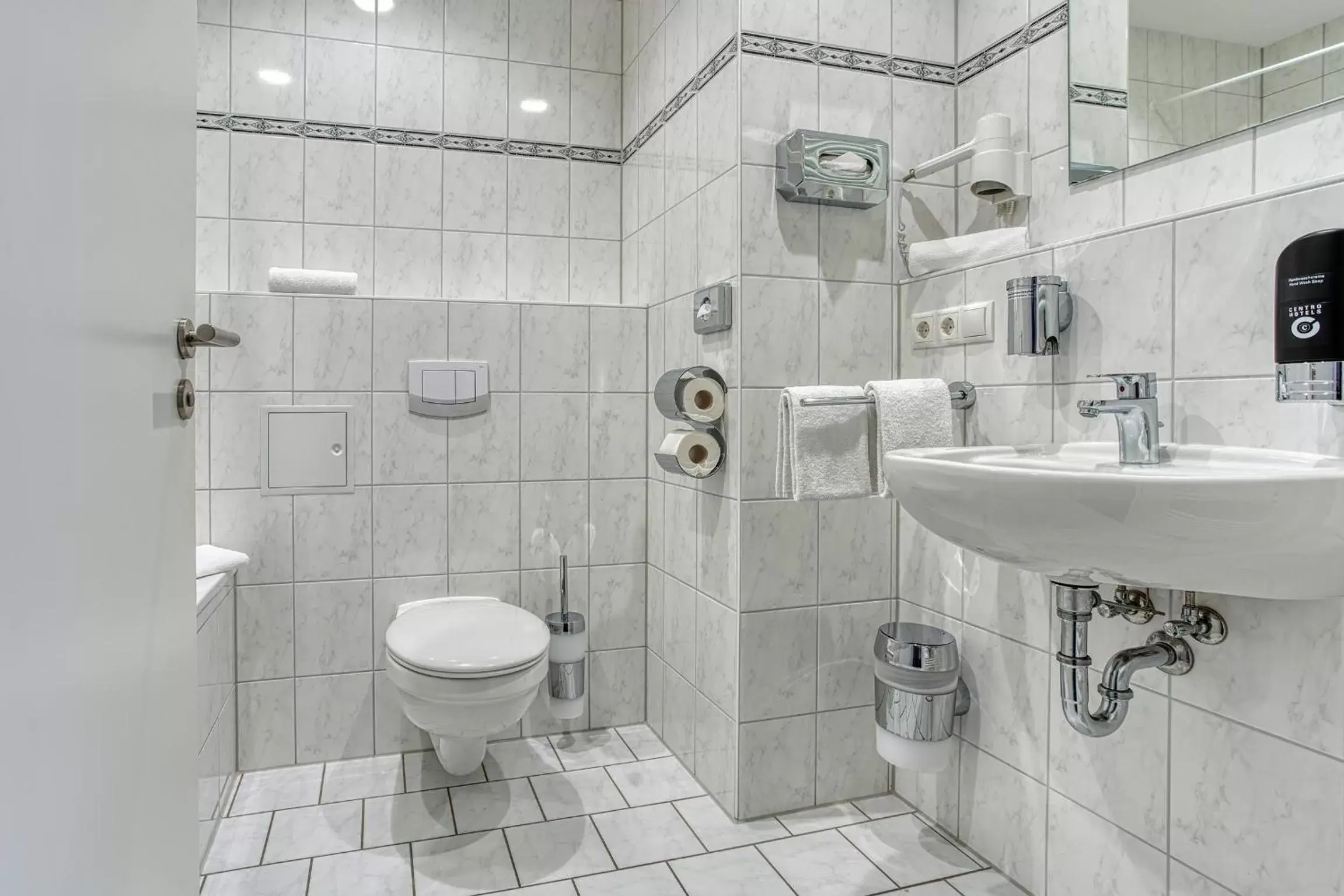 Bathroom in Centro Hotel Celler Tor