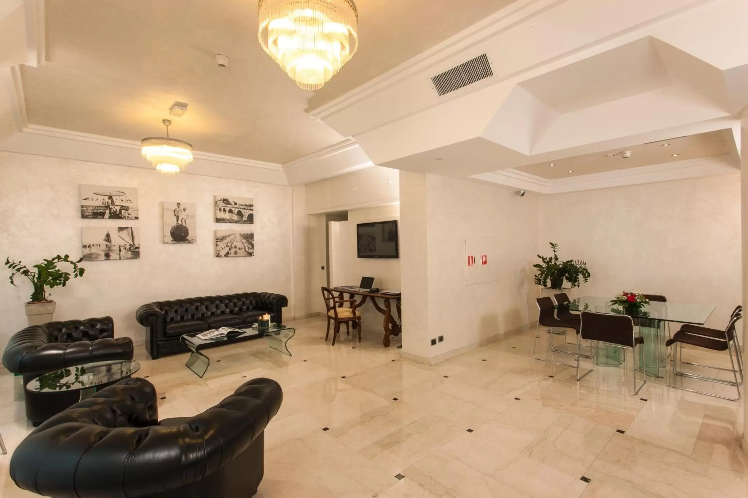 Lobby or reception, Seating Area in Hotel Du Soleil