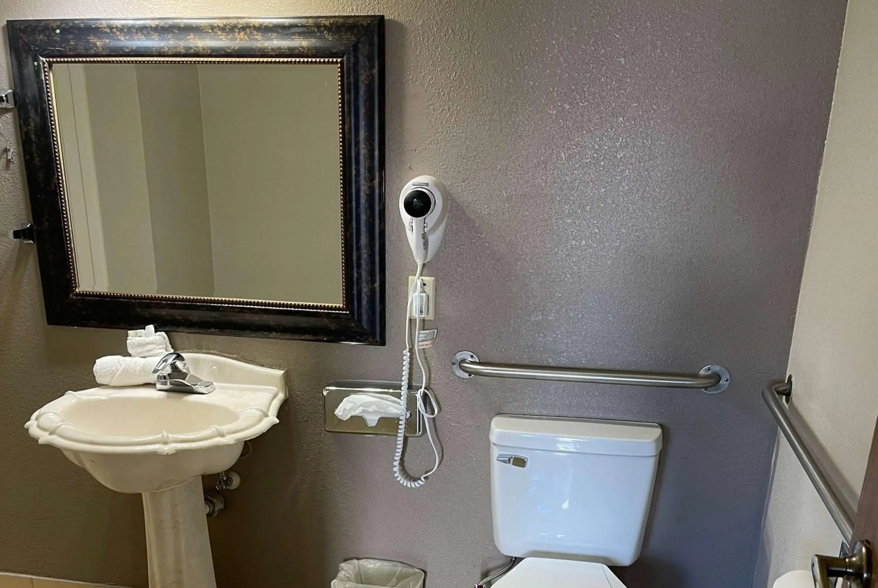TV and multimedia, Bathroom in Travelodge by Wyndham Tucson AZ