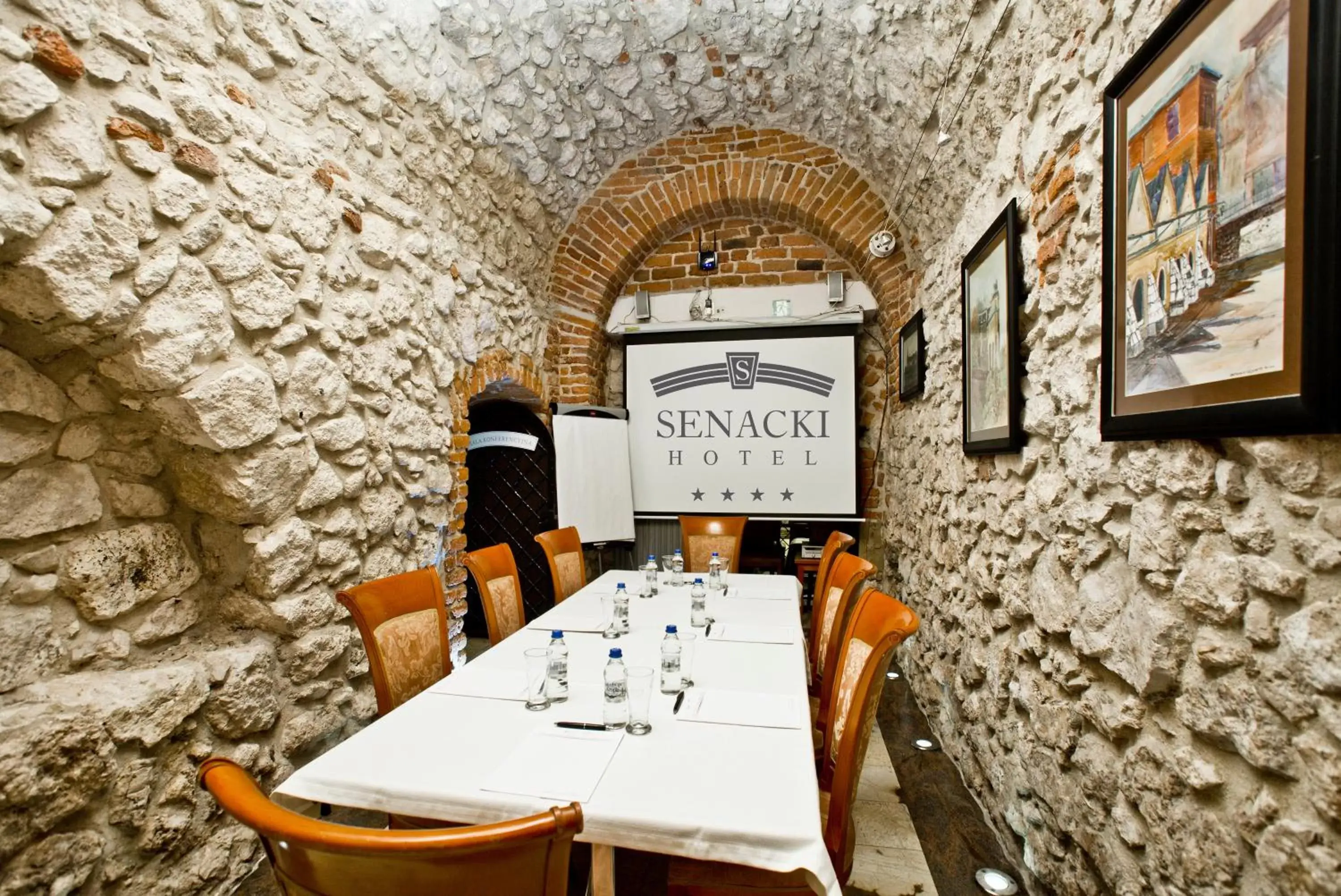 Restaurant/places to eat in Hotel Senacki