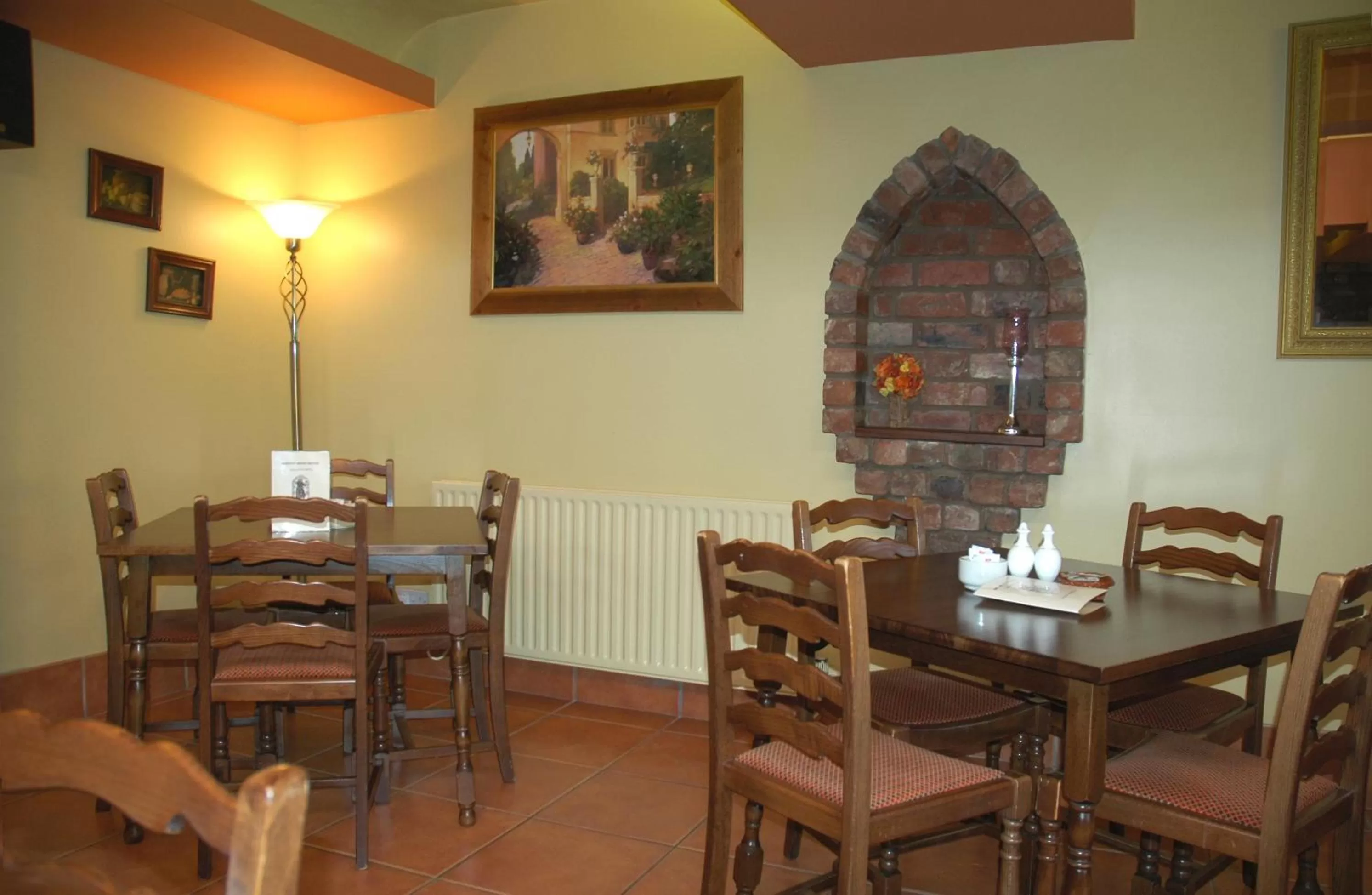 Restaurant/Places to Eat in Abbots Mead Hotel