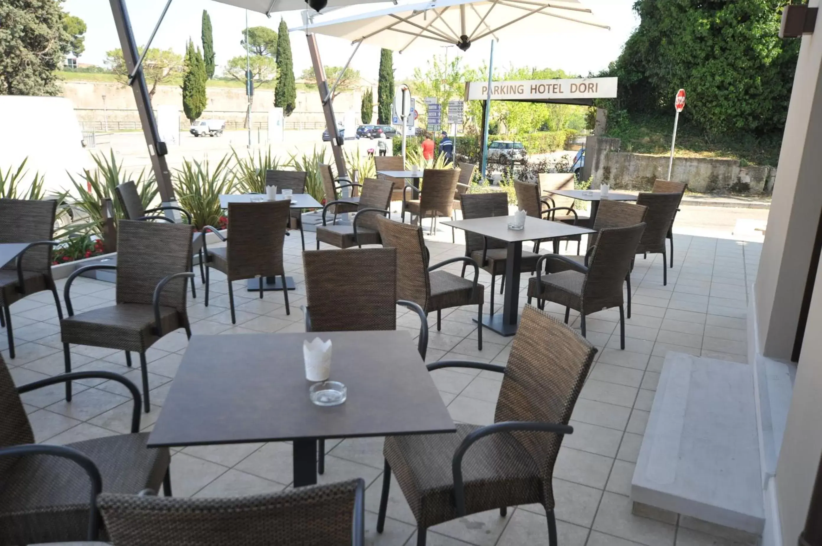 Patio, Restaurant/Places to Eat in Hotel Dori