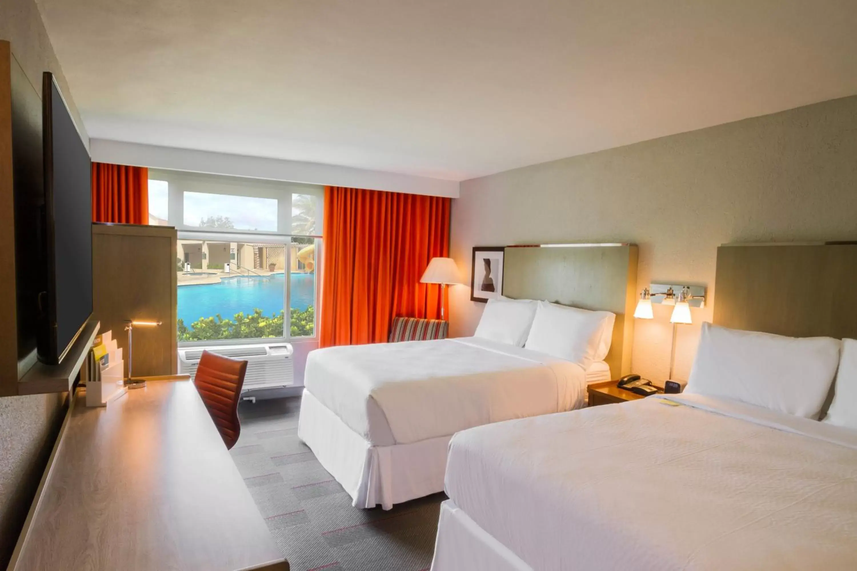 Photo of the whole room, Bed in Four Points by Sheraton Caguas Real