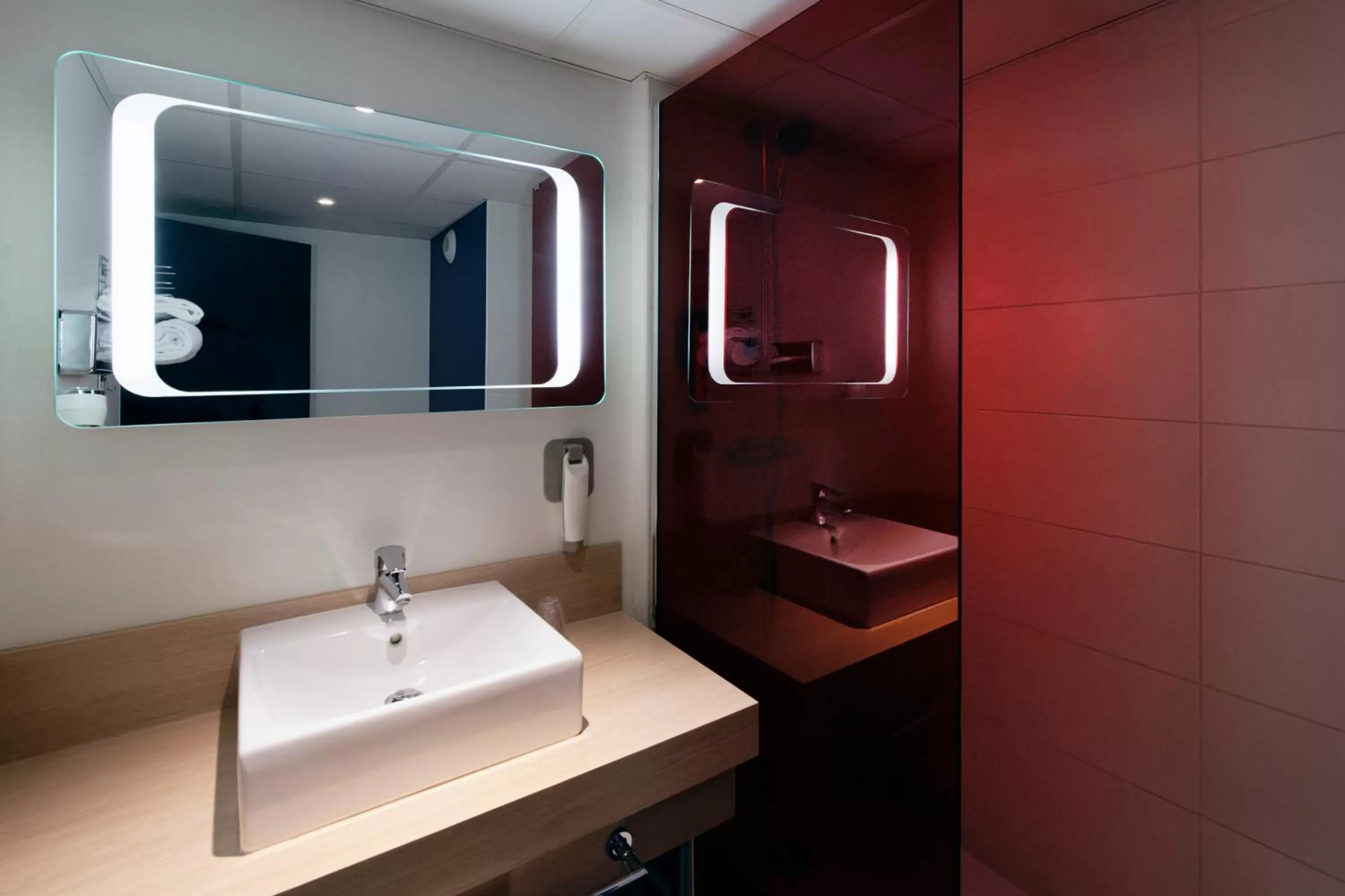 Shower in ibis Styles Chalon sur Saône