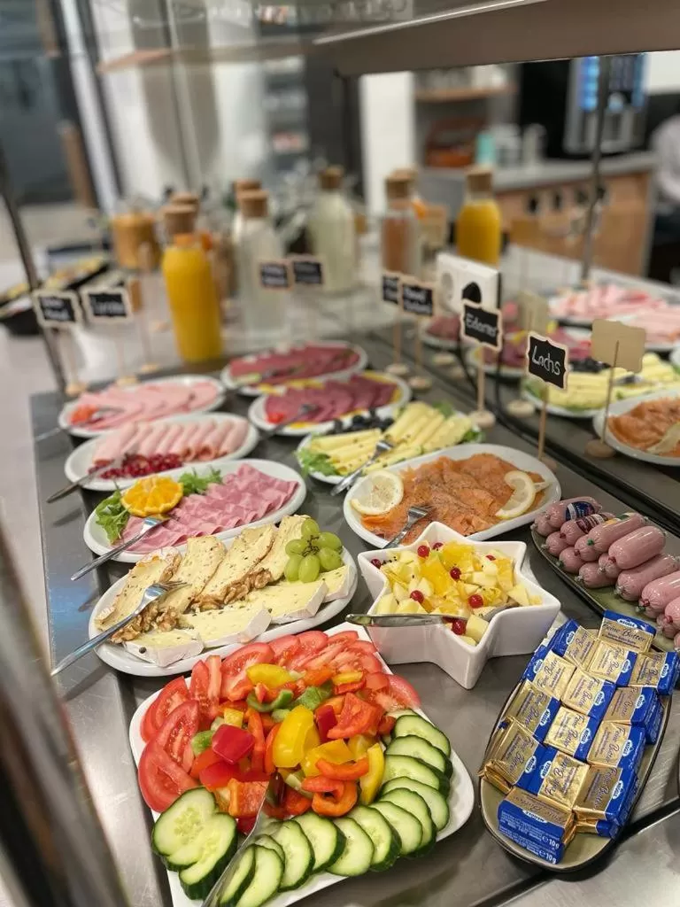 Food and drinks in Outlet Hotel