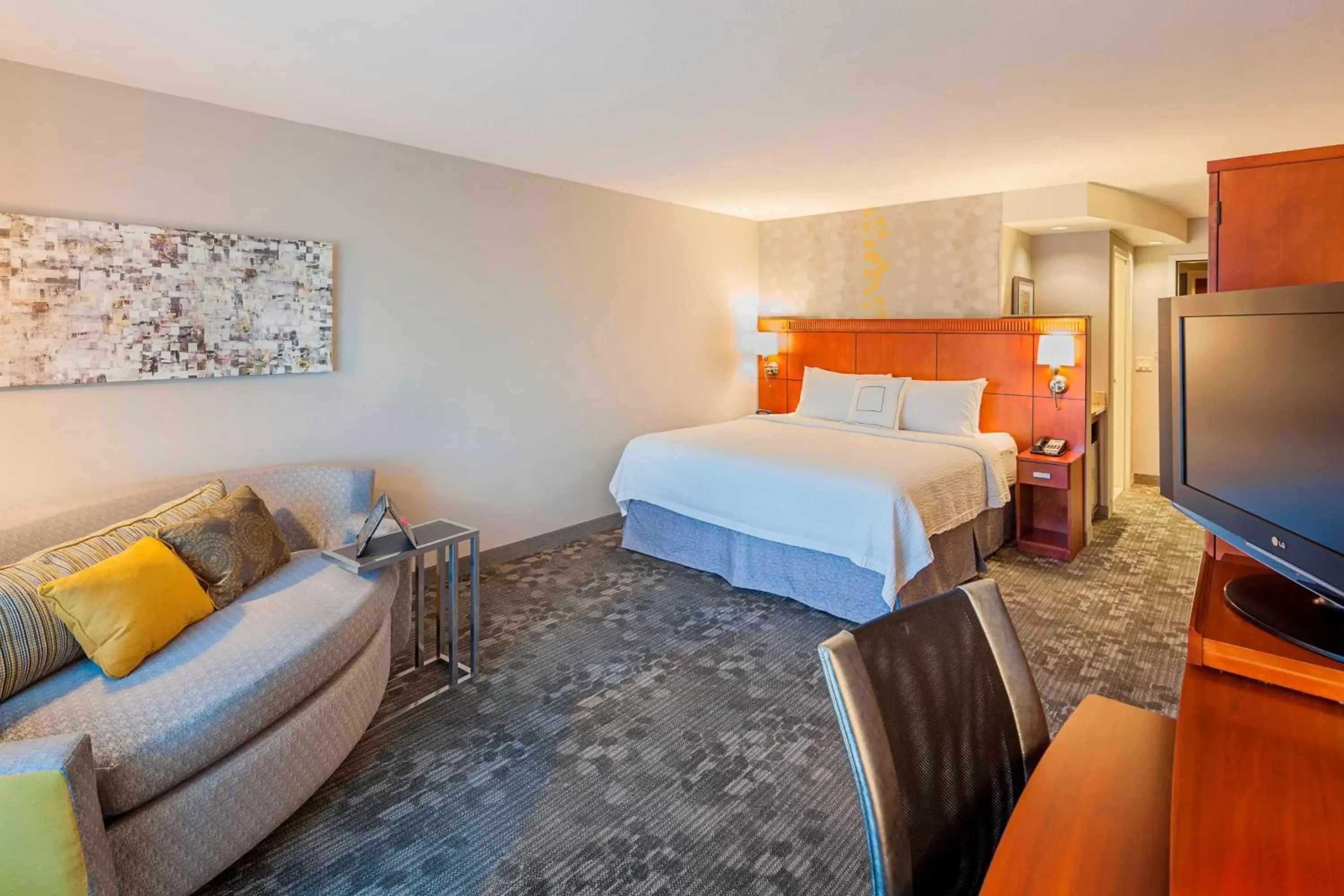 Photo of the whole room, Bed in Courtyard by Marriott Madison West / Middleton