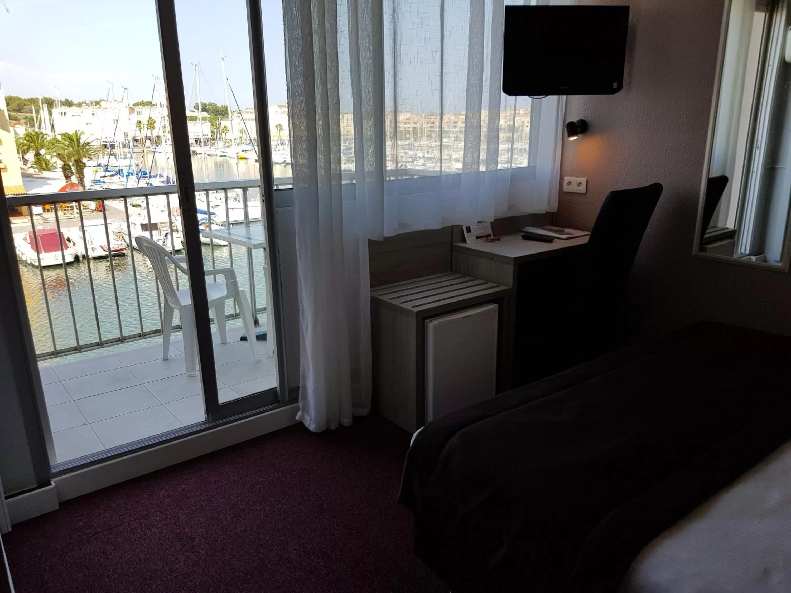 Balcony/Terrace, Bed in Hôtel Port Beach