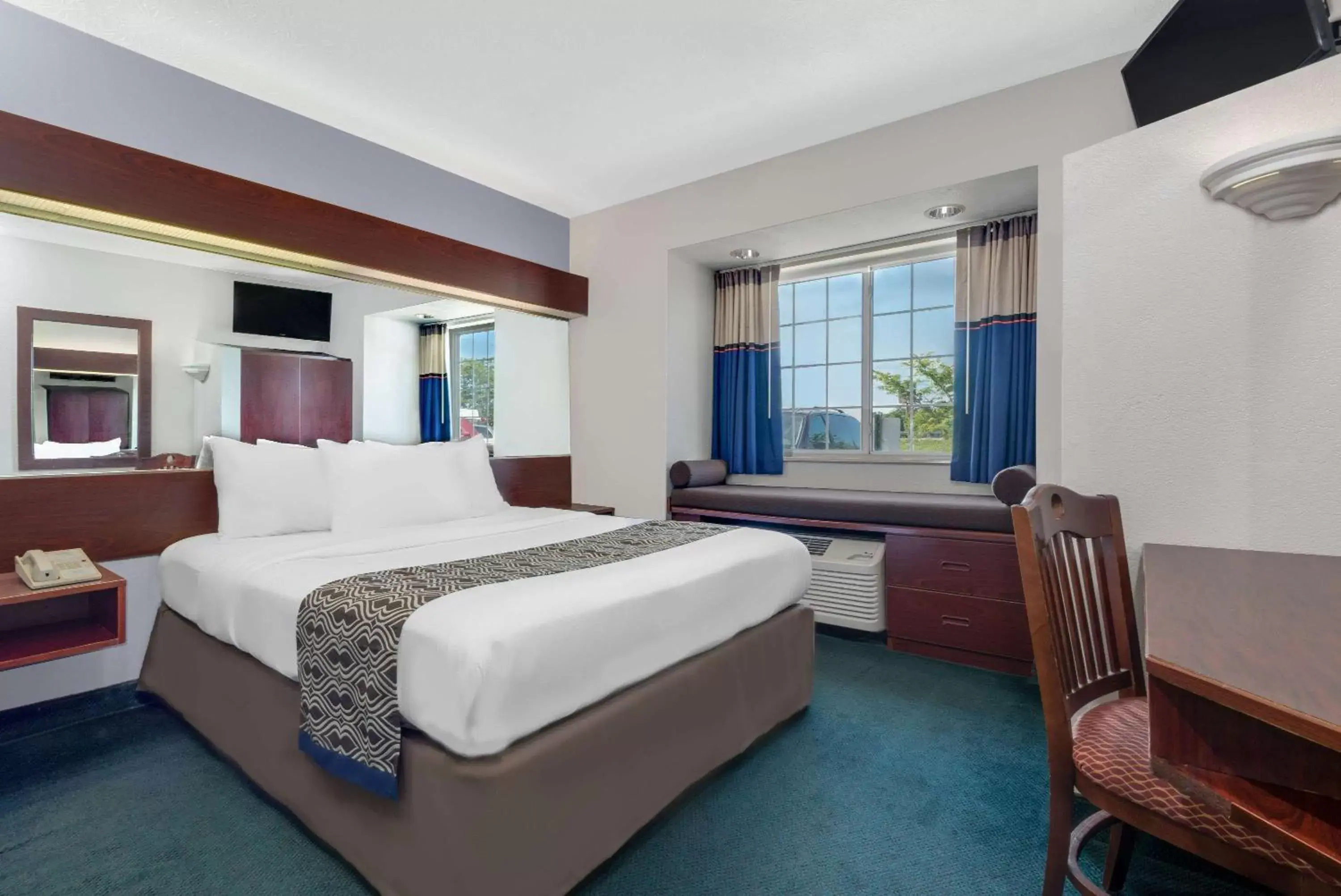 Photo of the whole room, Bed in Microtel Inn & Suites by Wyndham London