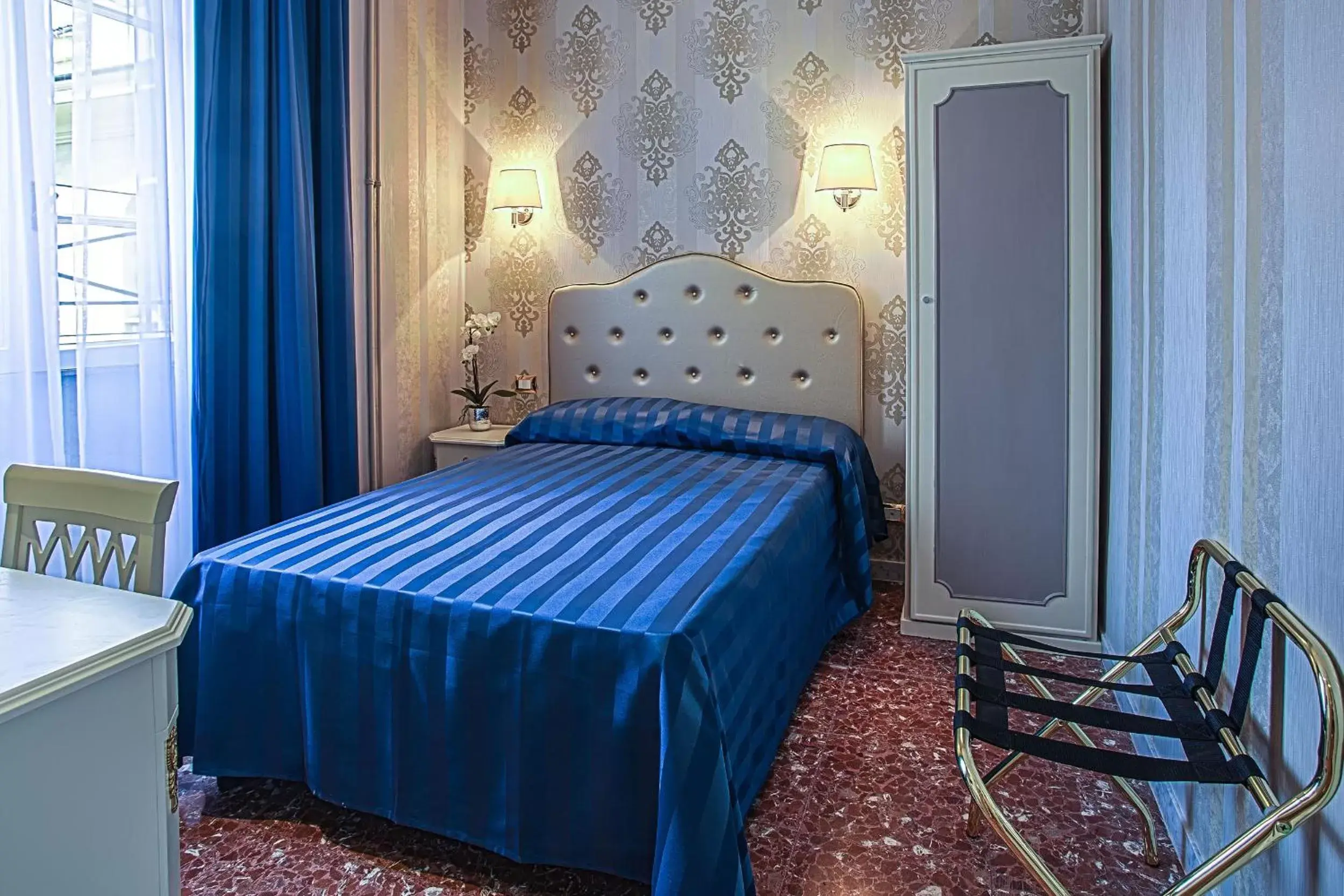 Photo of the whole room, Bed in Navona Queen Rooftop