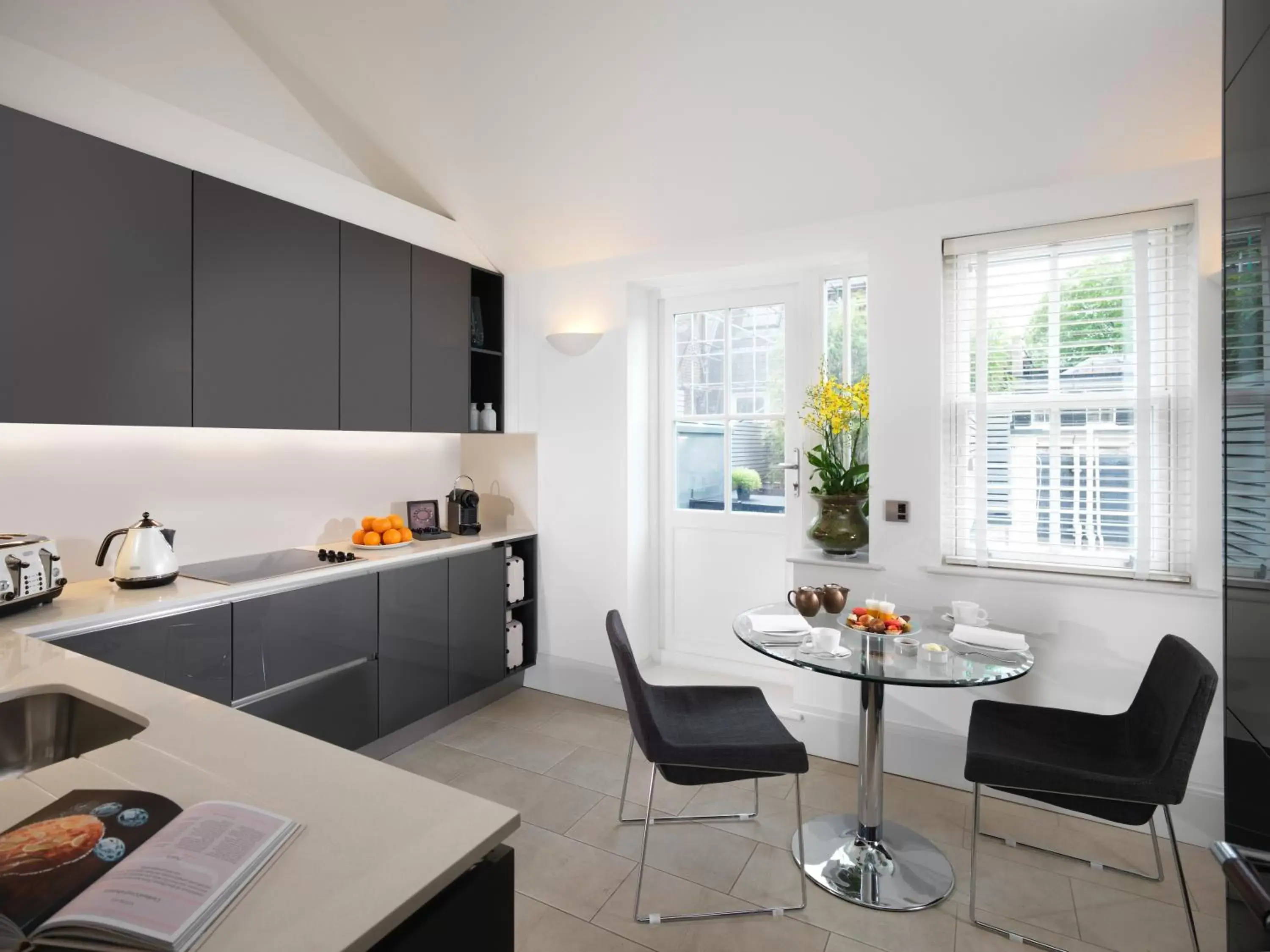 Living room, Kitchen/Kitchenette in Flemings Mayfair - Small Luxury Hotel of the World