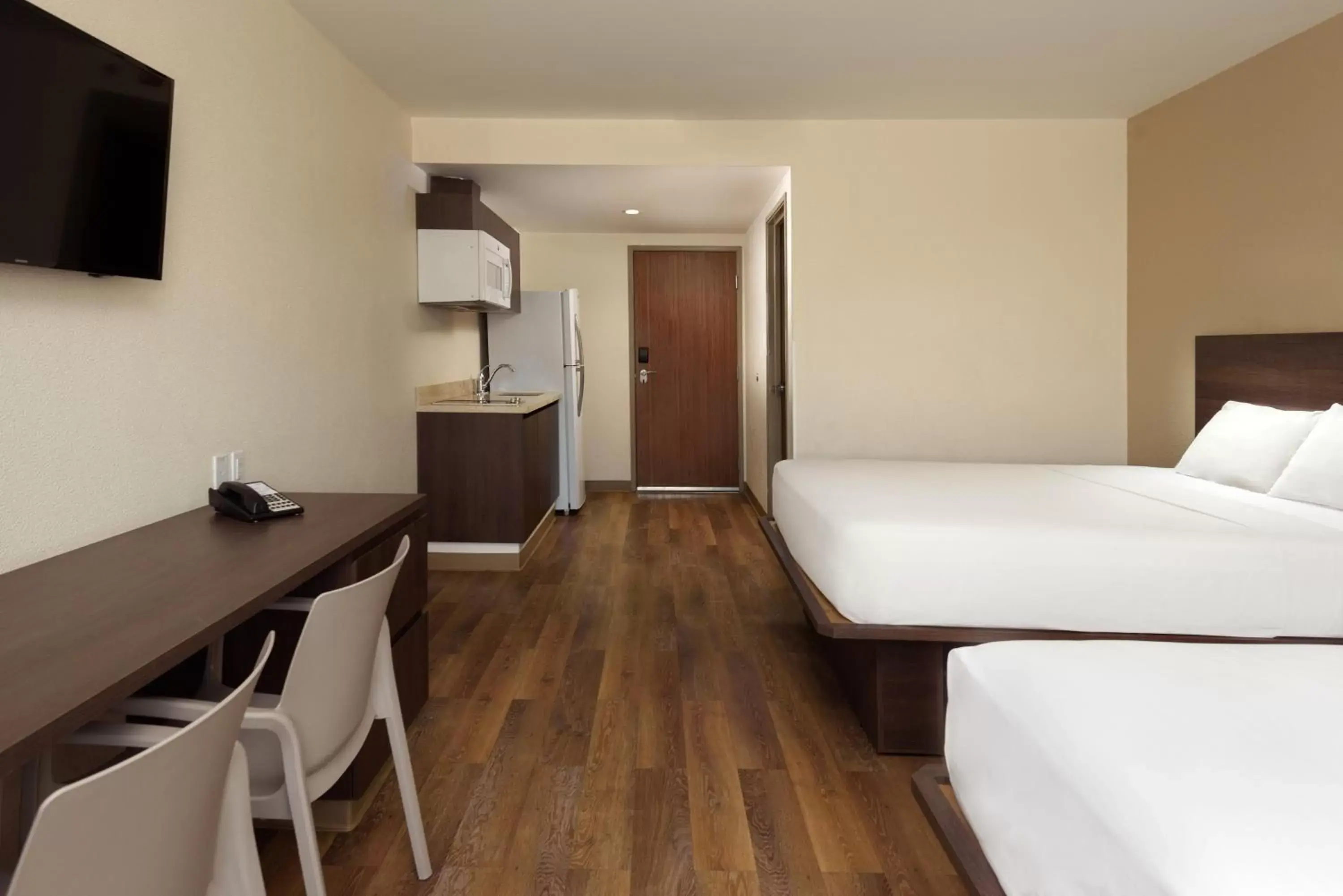 Bed, TV/Entertainment Center in Extended Suites Ciudad Juarez Consulado