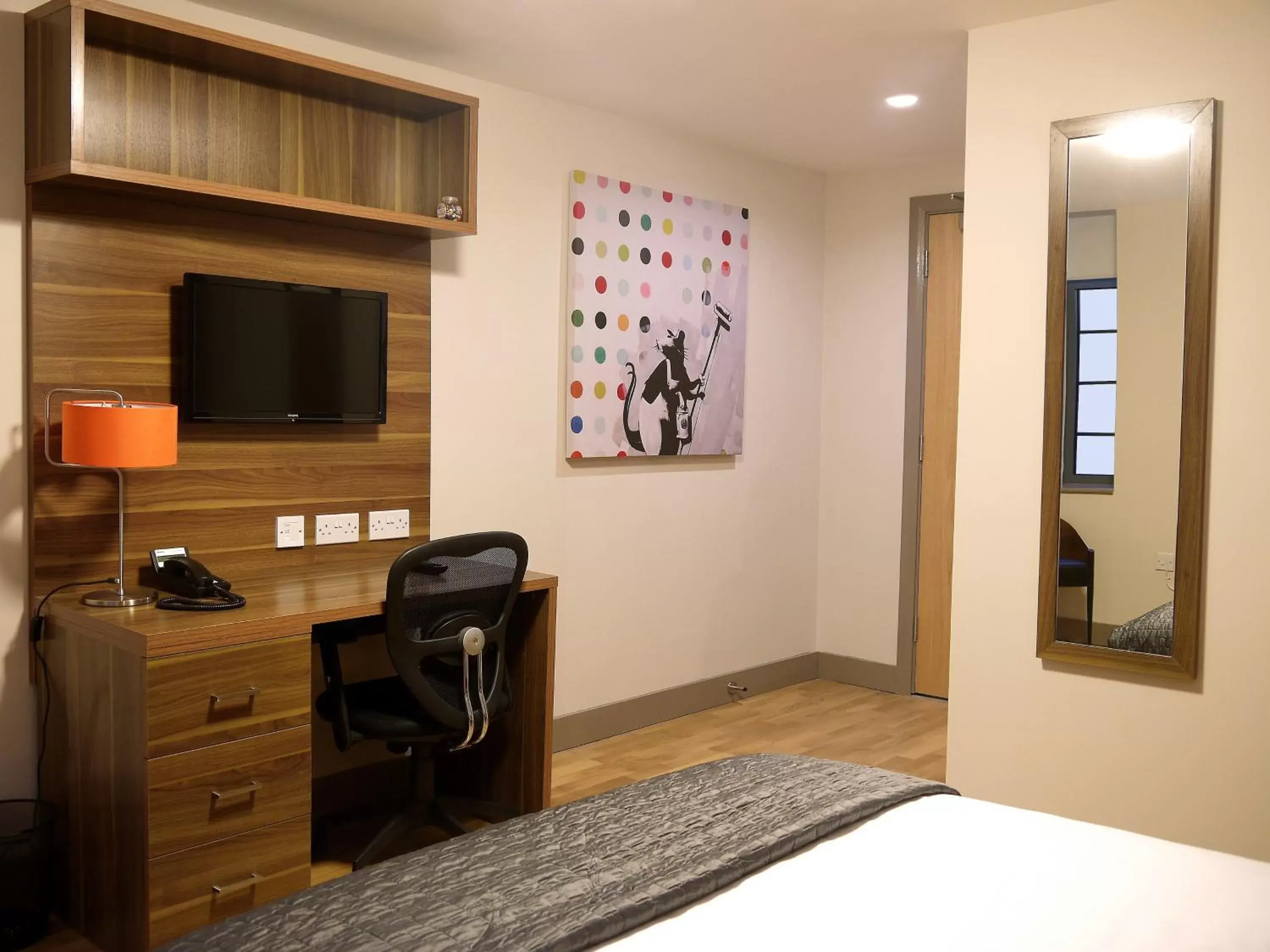 Bed, TV/Entertainment Center in Britannia Study Hotel