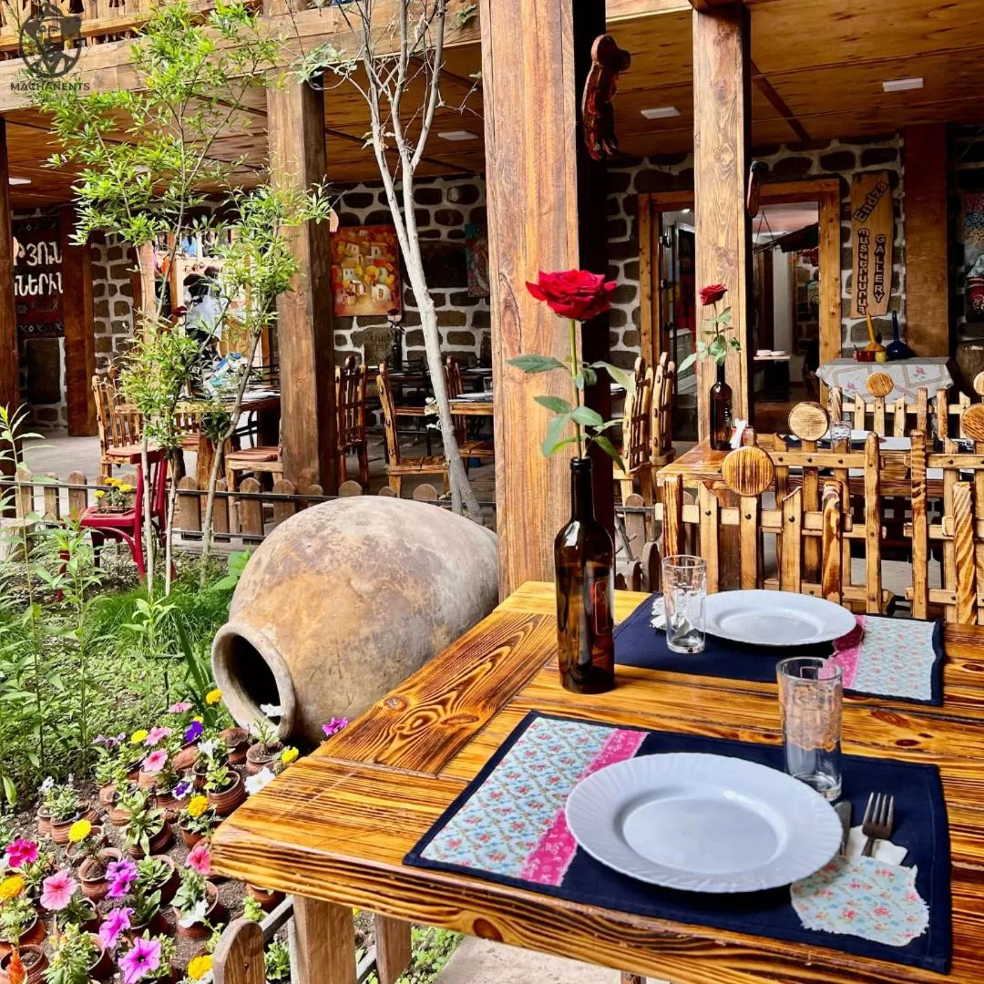 Restaurant/Places to Eat in Machanents Art Hotel