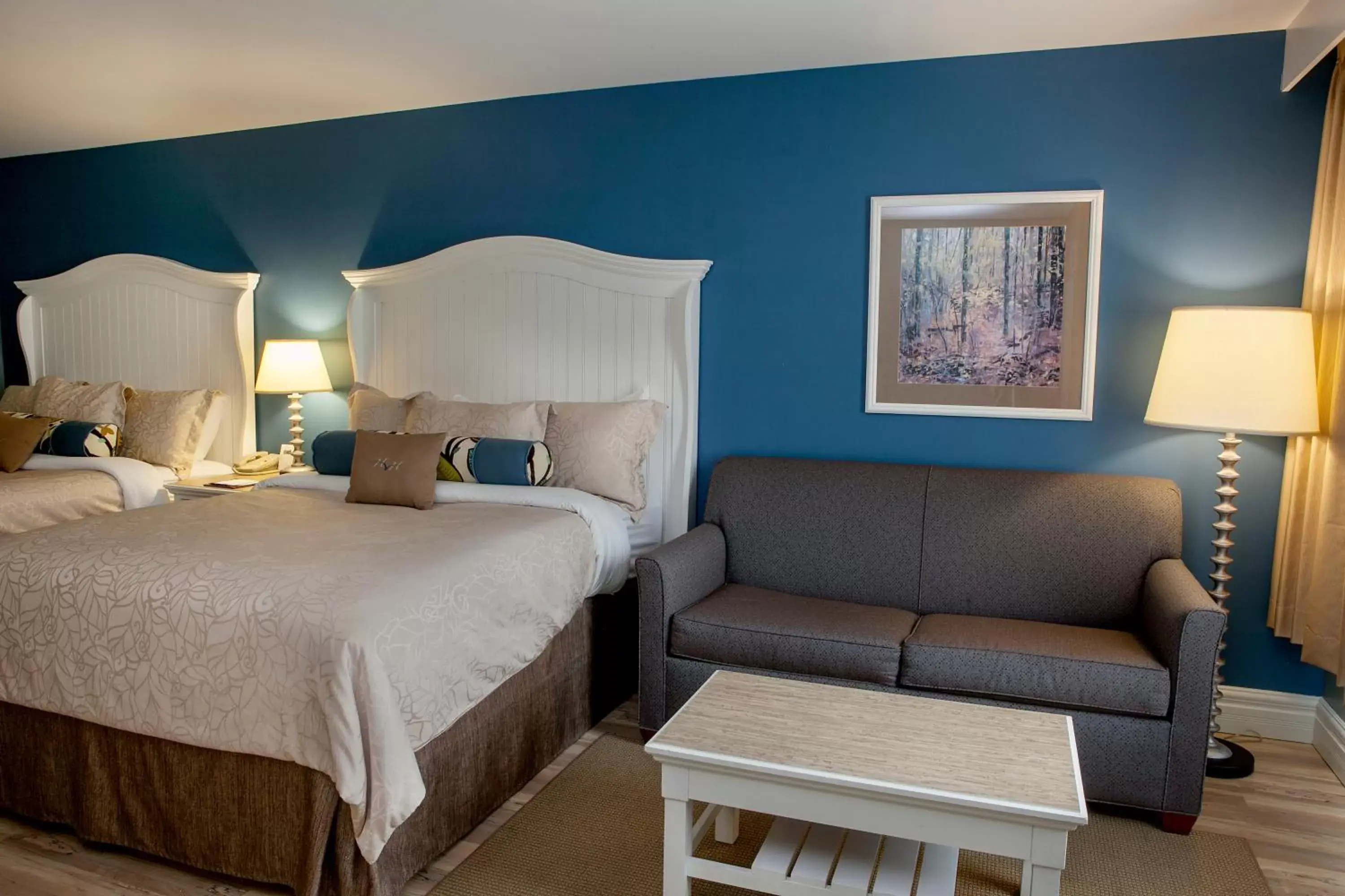 Bedroom, Bed in Watkins Glen Harbor Hotel