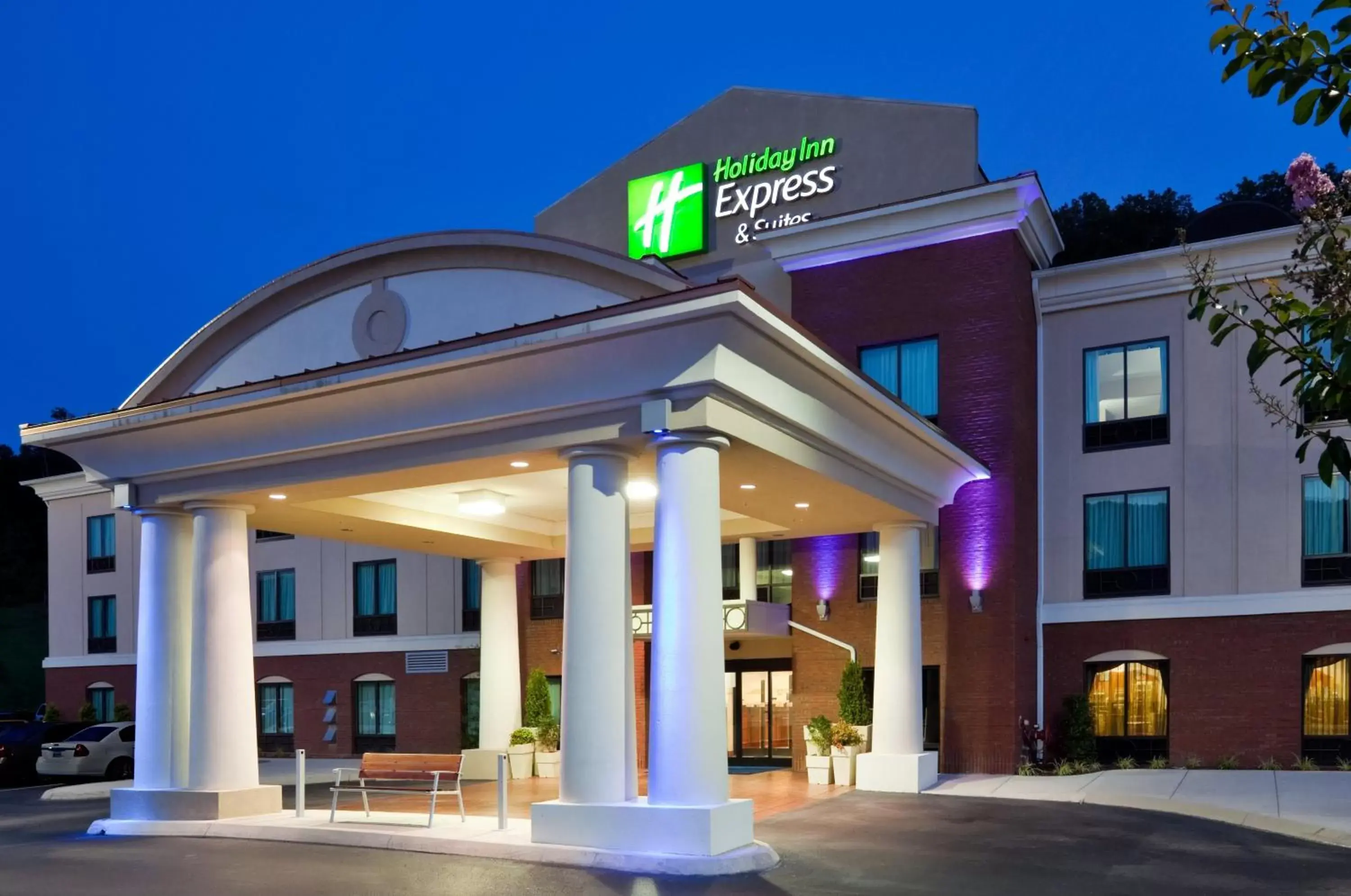 Property Building in Holiday Inn Express Hotel & Suites Harriman, an IHG Hotel