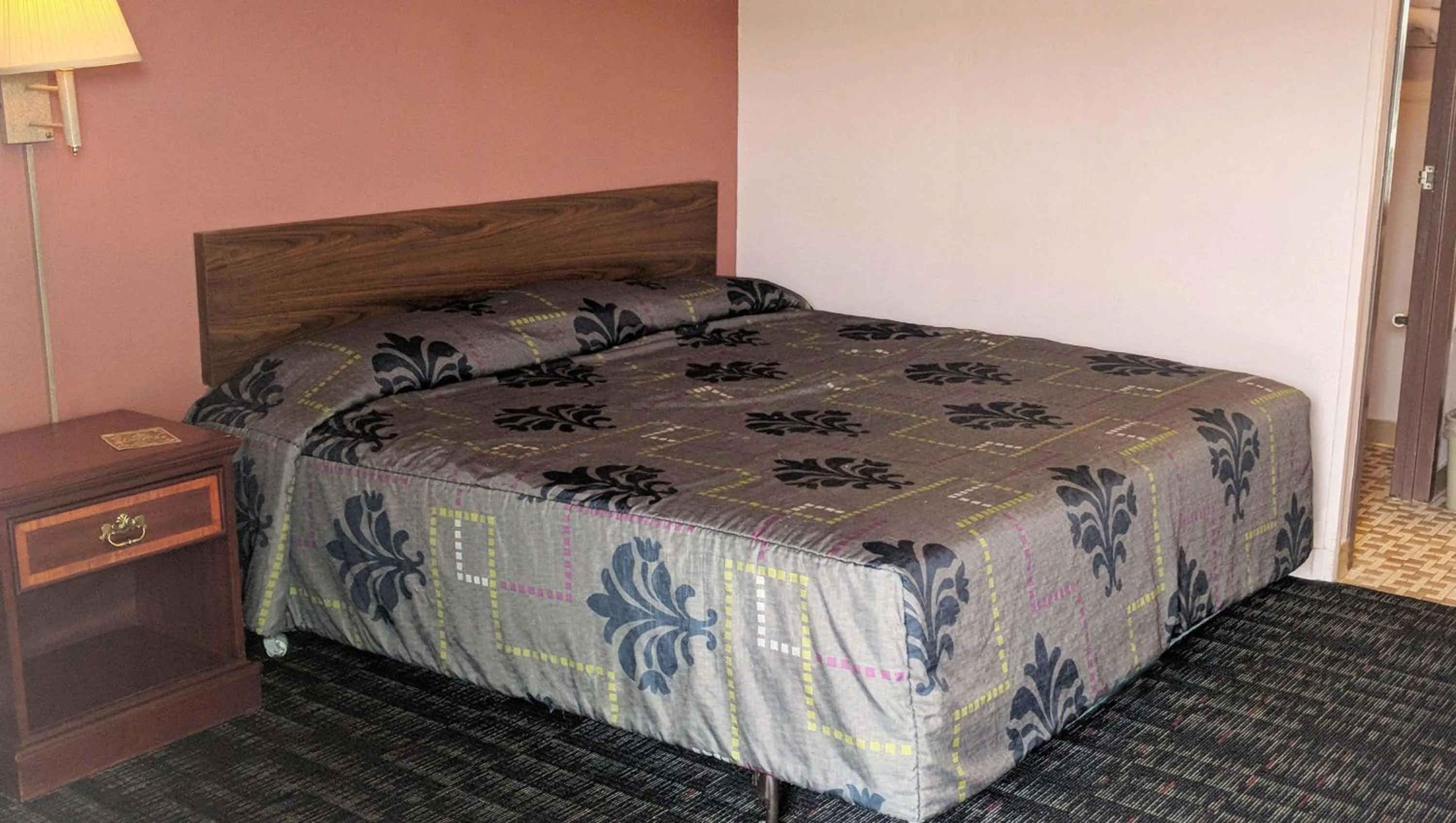 Photo of the whole room, Bed in Black Angus Motel Poteau