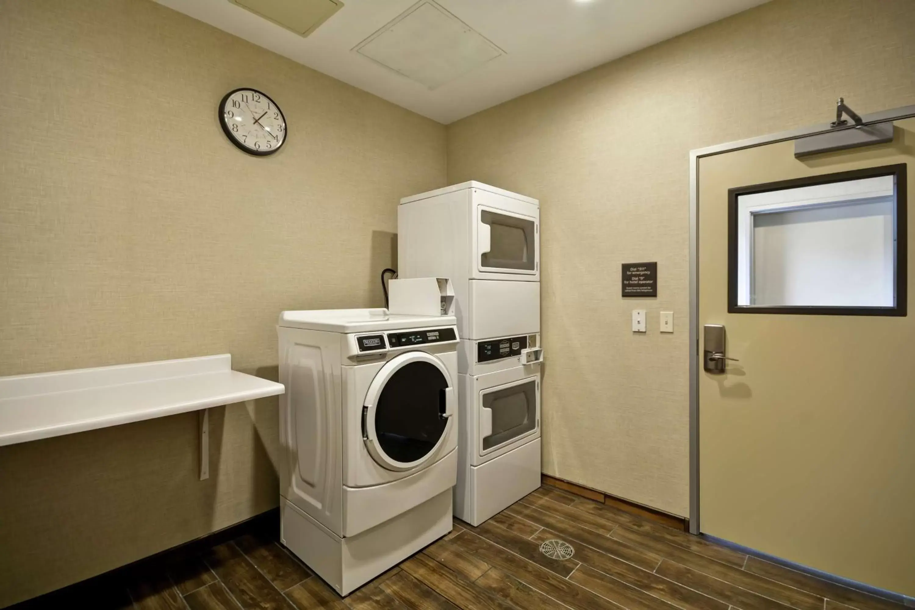 Property building, Kitchen/Kitchenette in Hampton Inn Suites Grants Pass