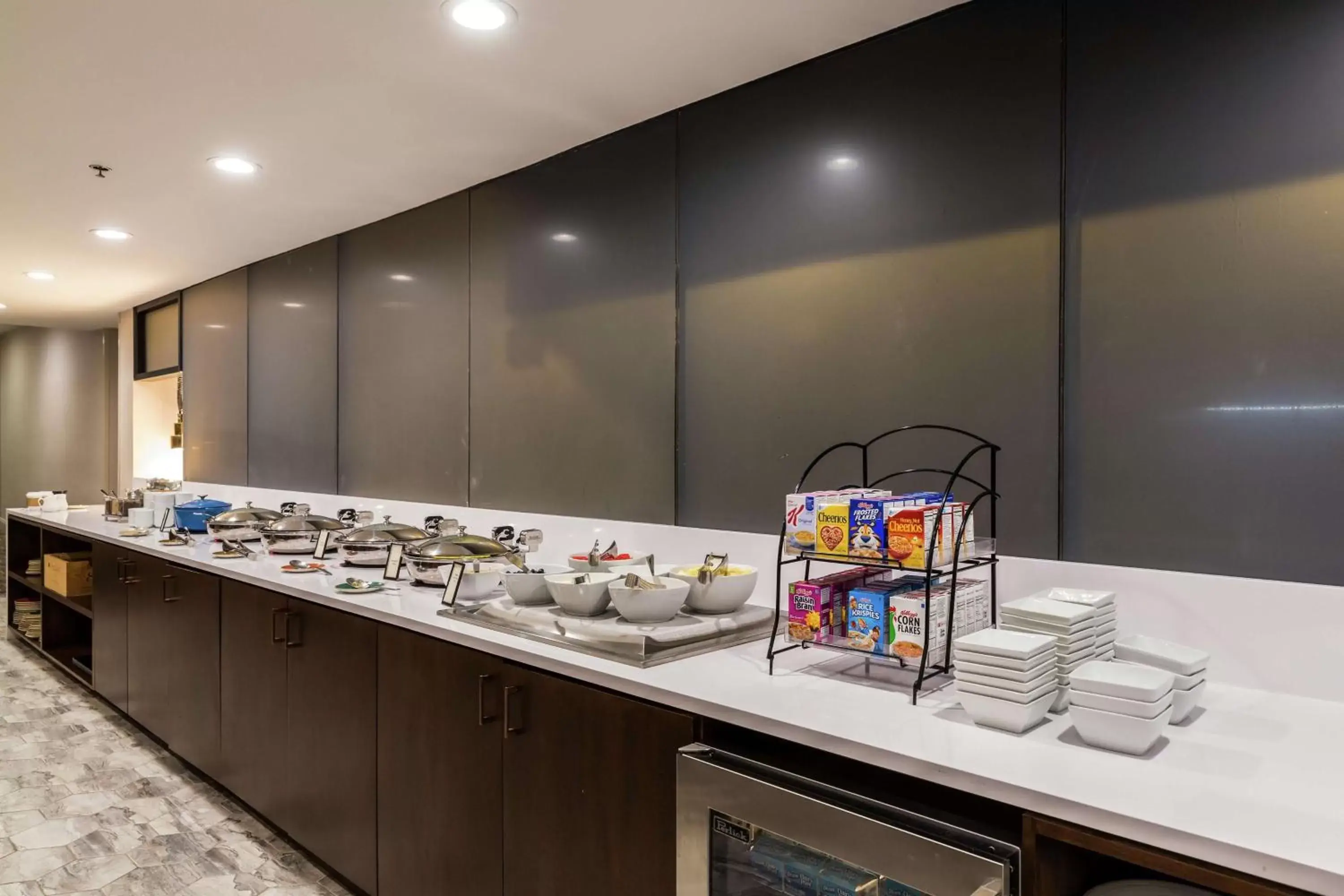 Breakfast, Kitchen/Kitchenette in Hilton Chicago/Oak Lawn