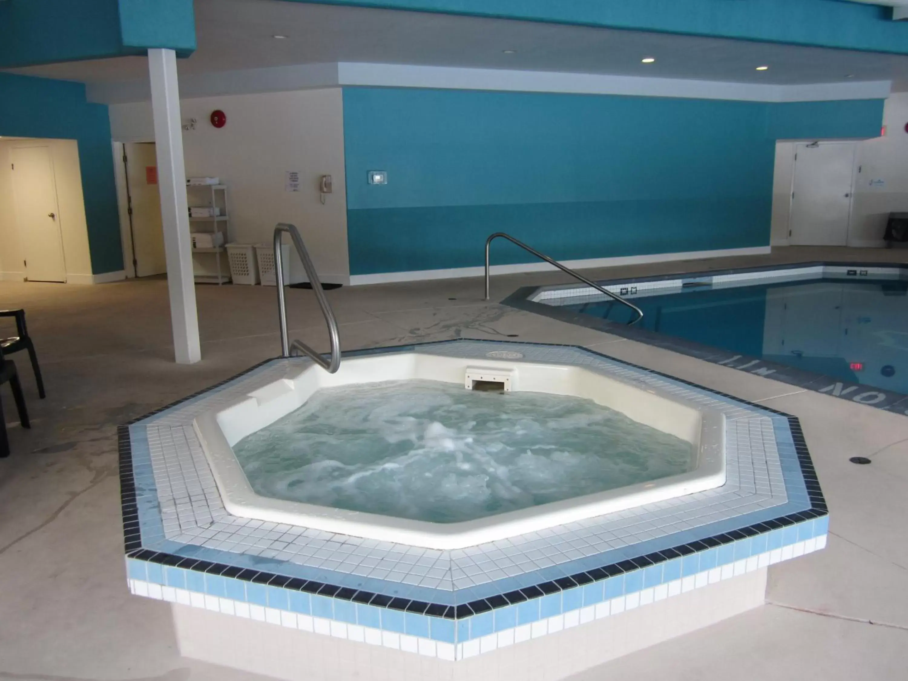 Hot Tub, Swimming Pool in Quality Inn & Suites