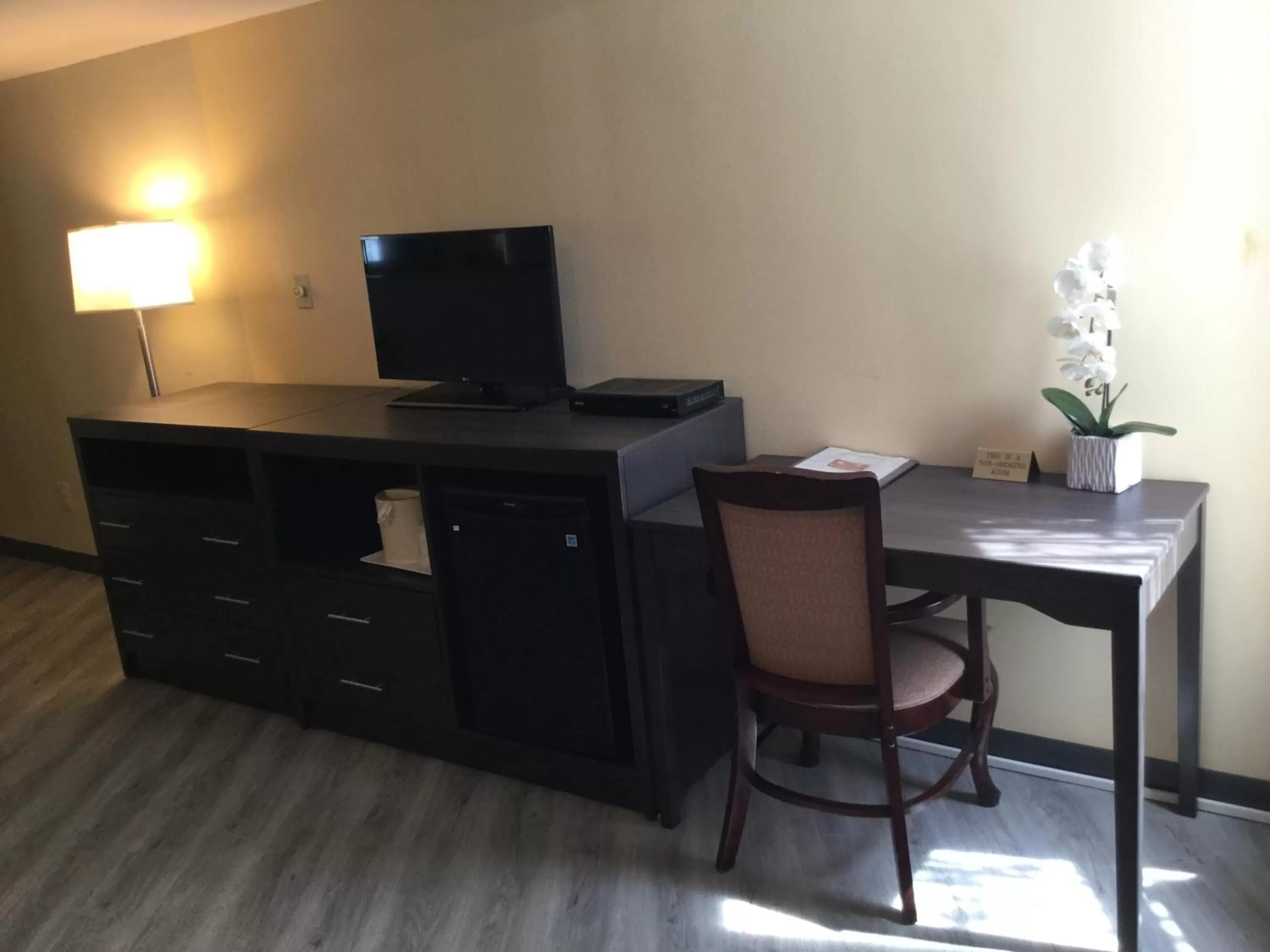 Bedroom in Econo Lodge Metro