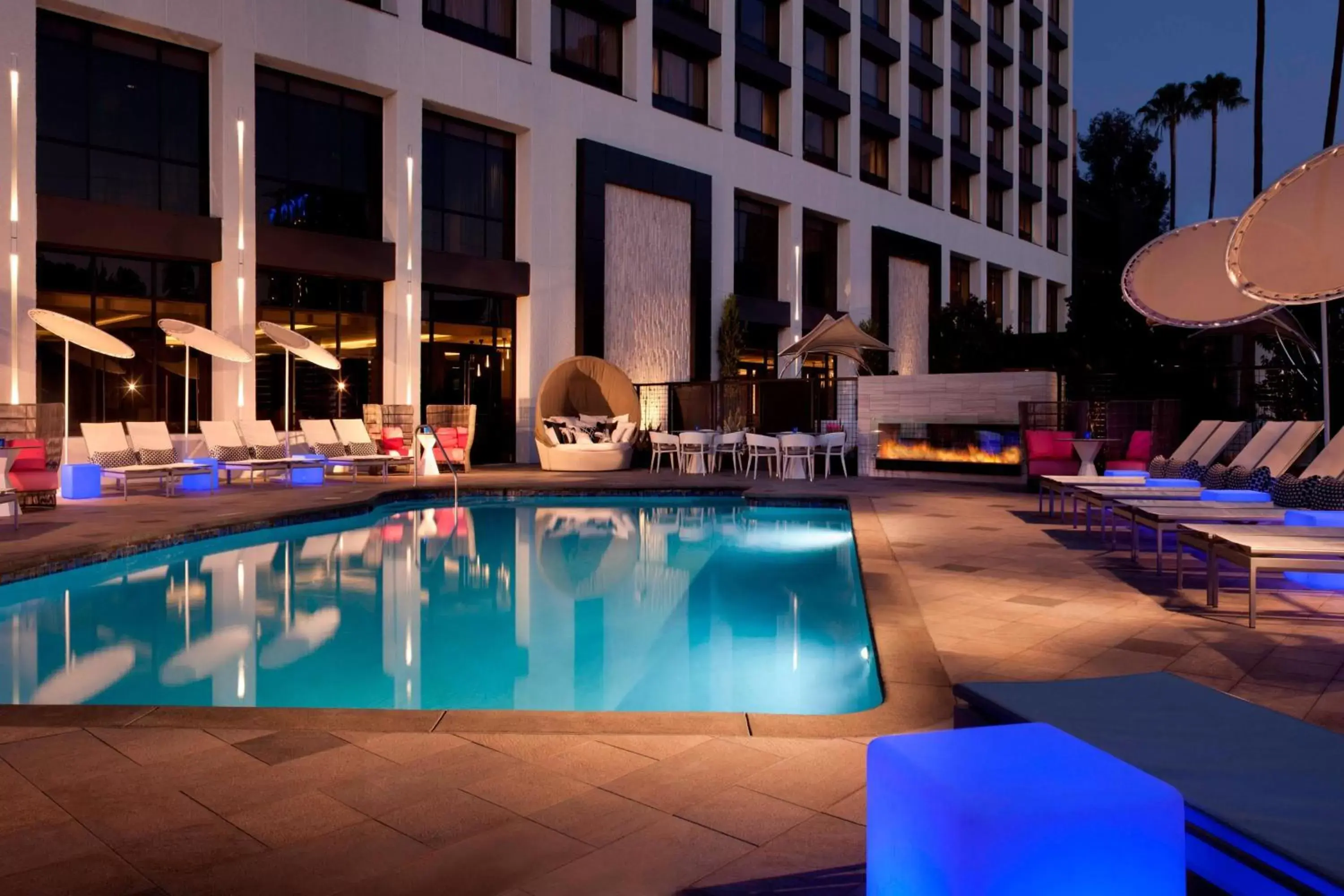 Swimming Pool in Beverly Hills Marriott