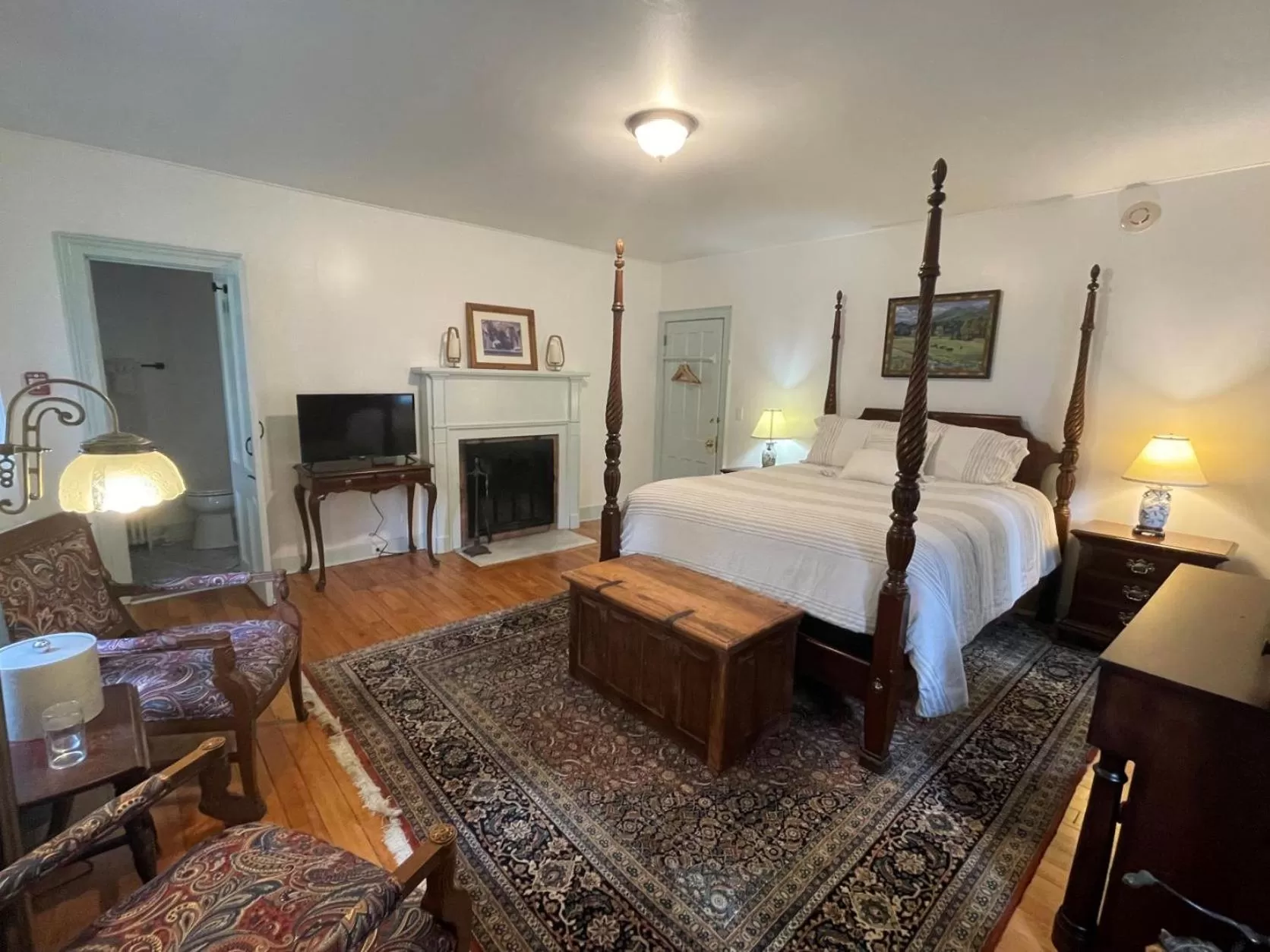 Photo of the whole room, Bed in Arlington Inn & Spa