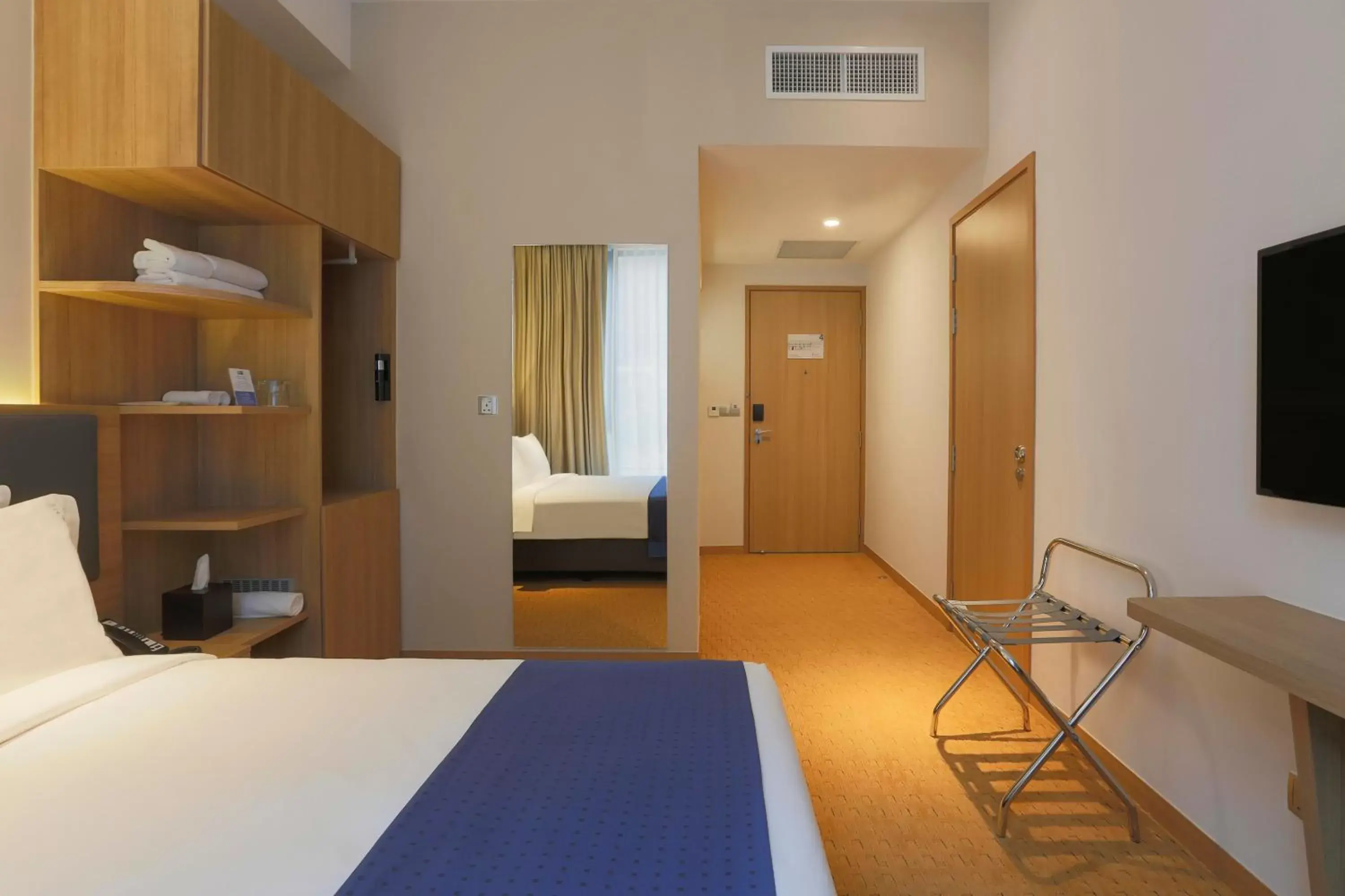 Bedroom, TV/Entertainment Center in Holiday Inn Express Singapore Orchard Road, an IHG Hotel