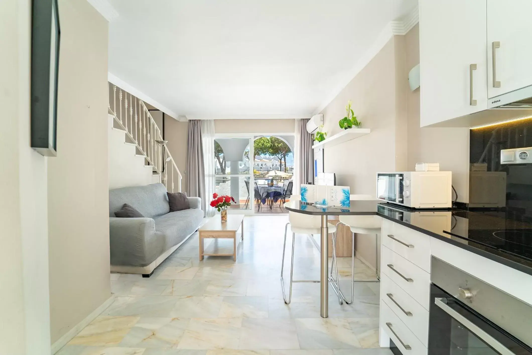 Kitchen or kitchenette, Seating Area in VIME La Reserva de Marbella