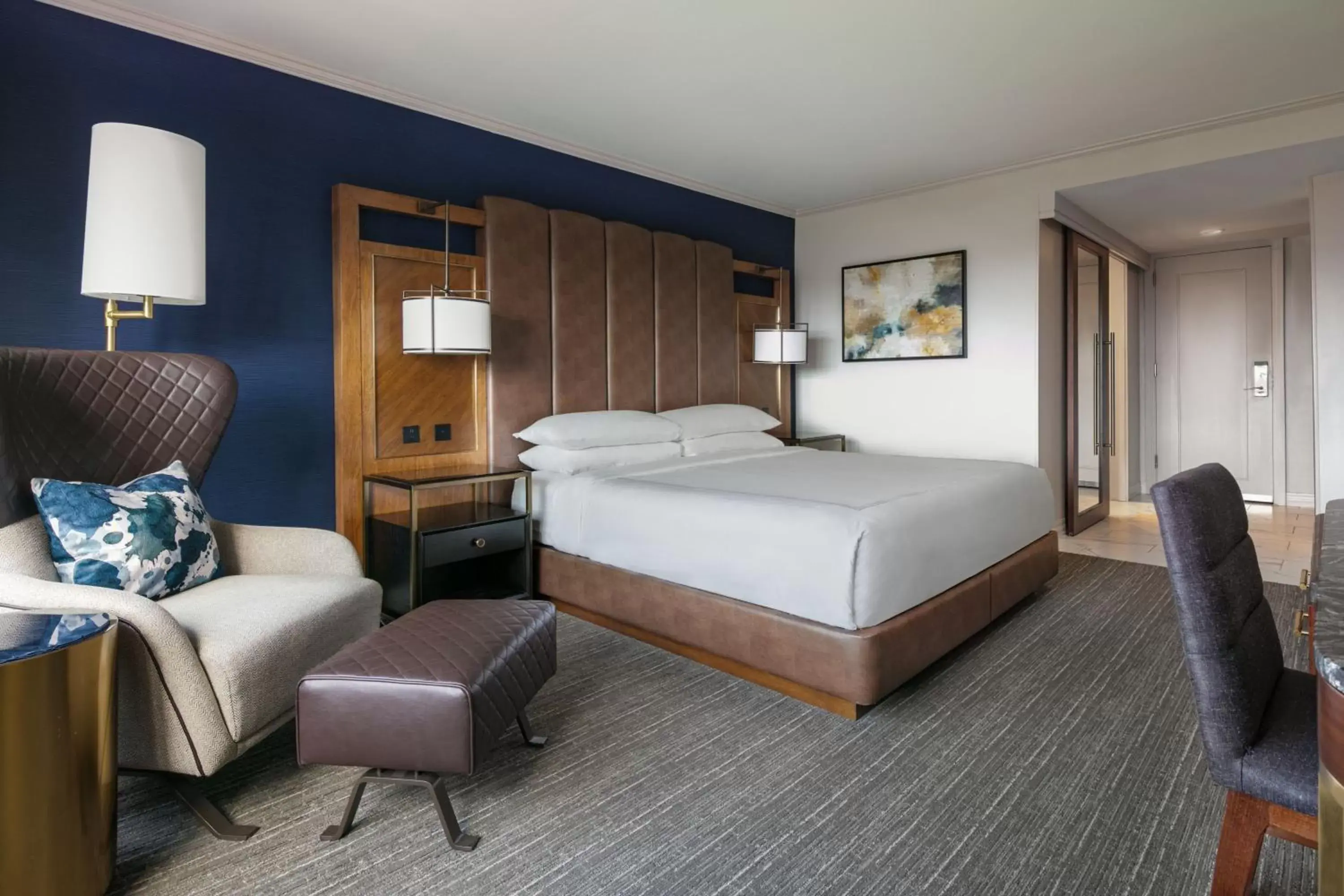 Photo of the whole room, Bed in Boston Marriott Long Wharf