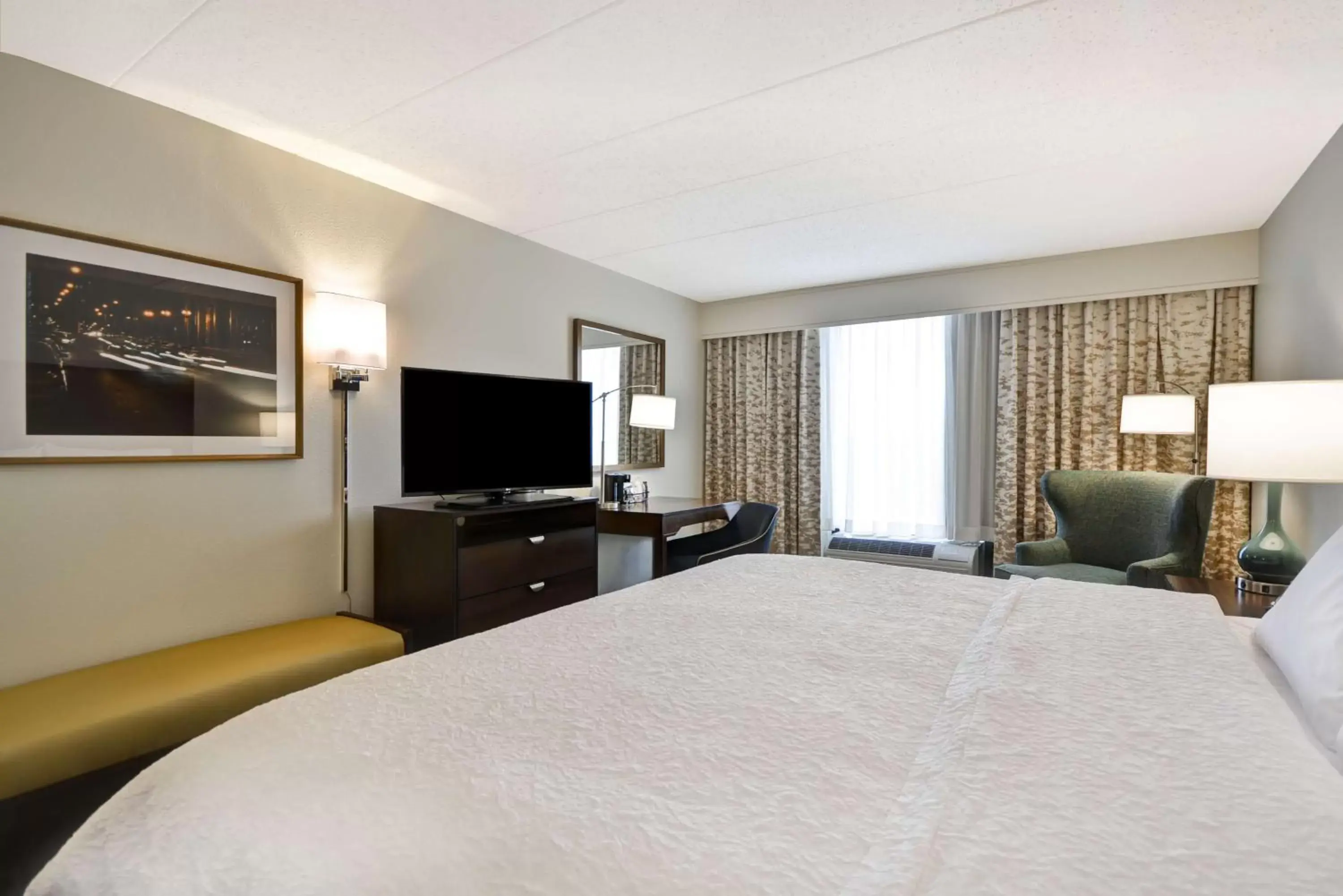 Bedroom in Hampton Inn Chicago-Naperville