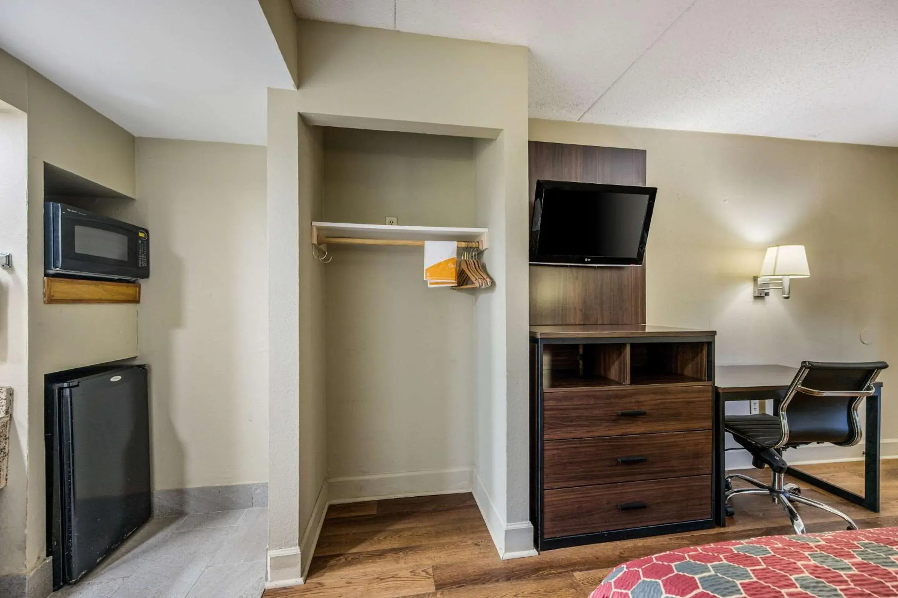 Photo of the whole room, TV/Entertainment Center in Econo Lodge Inn & Suites