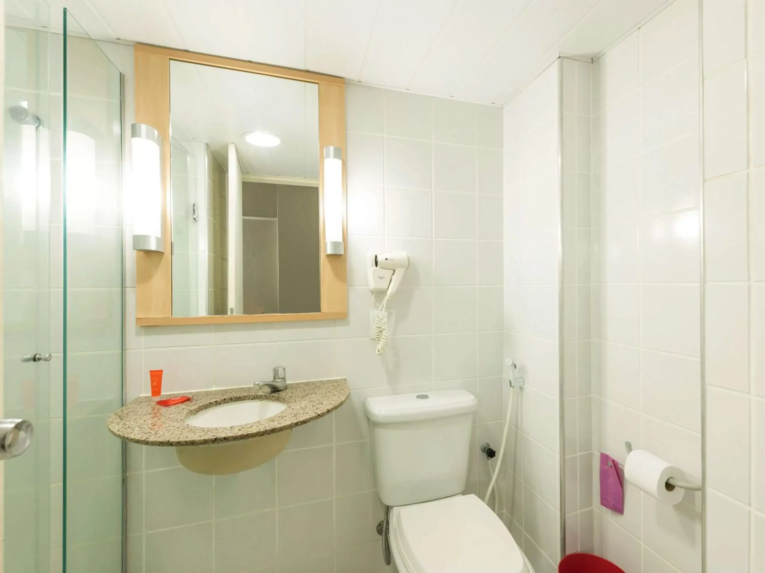 Photo of the whole room, Bathroom in ibis Fortaleza Praia de Iracema