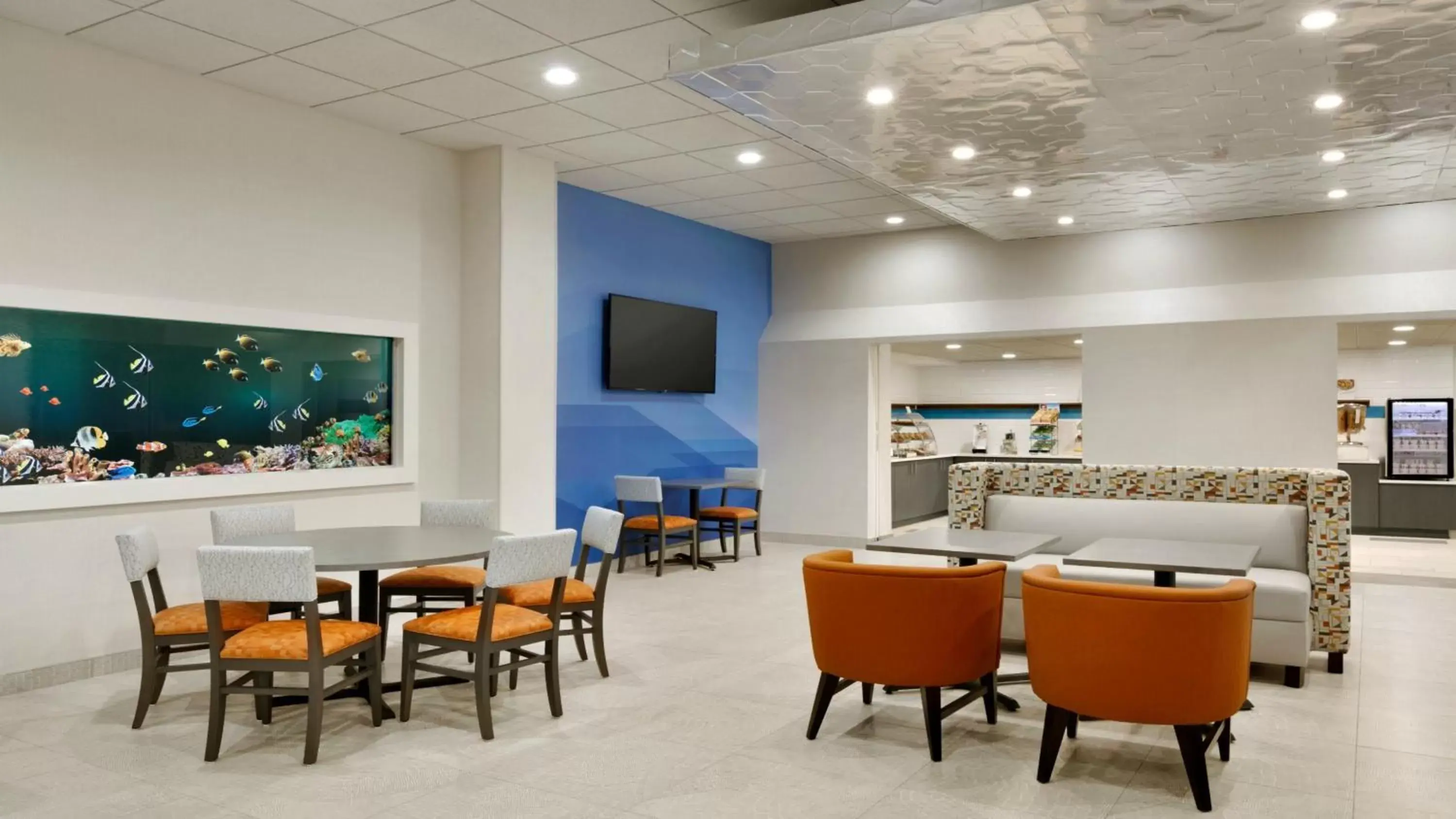 Lobby or reception, Lounge/Bar in Holiday Inn Express - Williamsburg Busch Gardens Area, an IHG Hotel